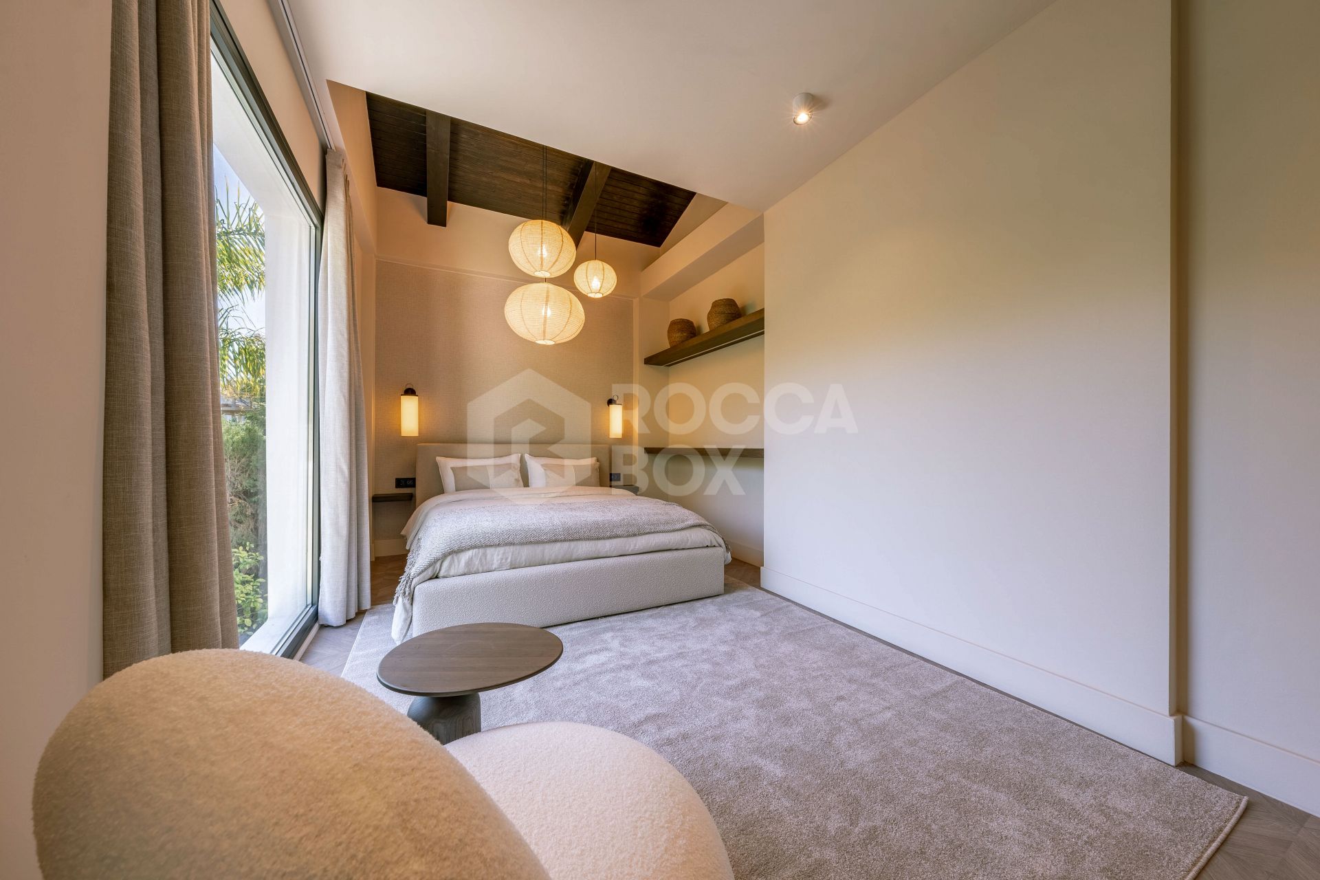 Exquisite Five-Bedroom Luxury Villa with Private Pool and Garden