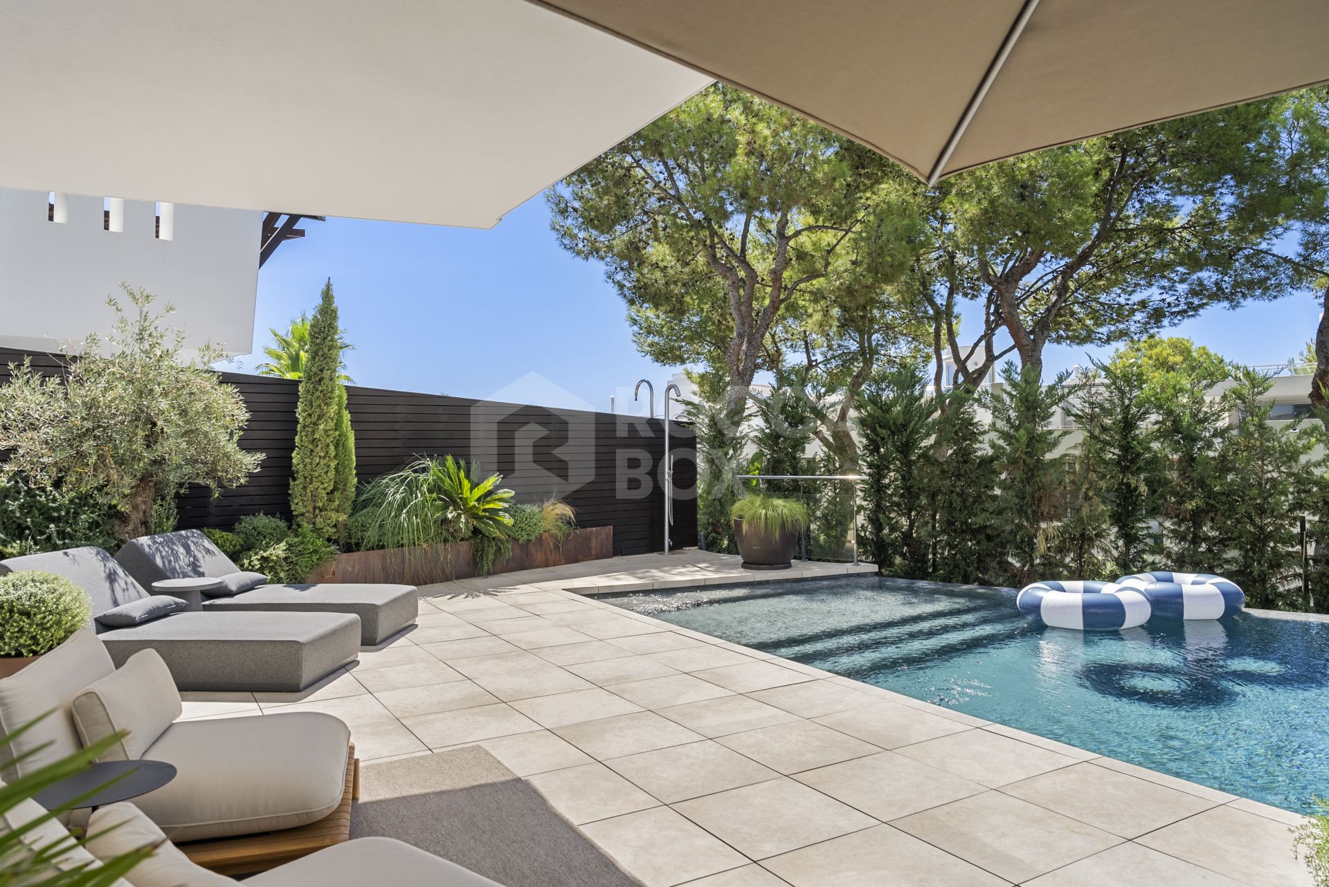 Exquisite Luxury Property with Panoramic Views and Exceptional Amenities