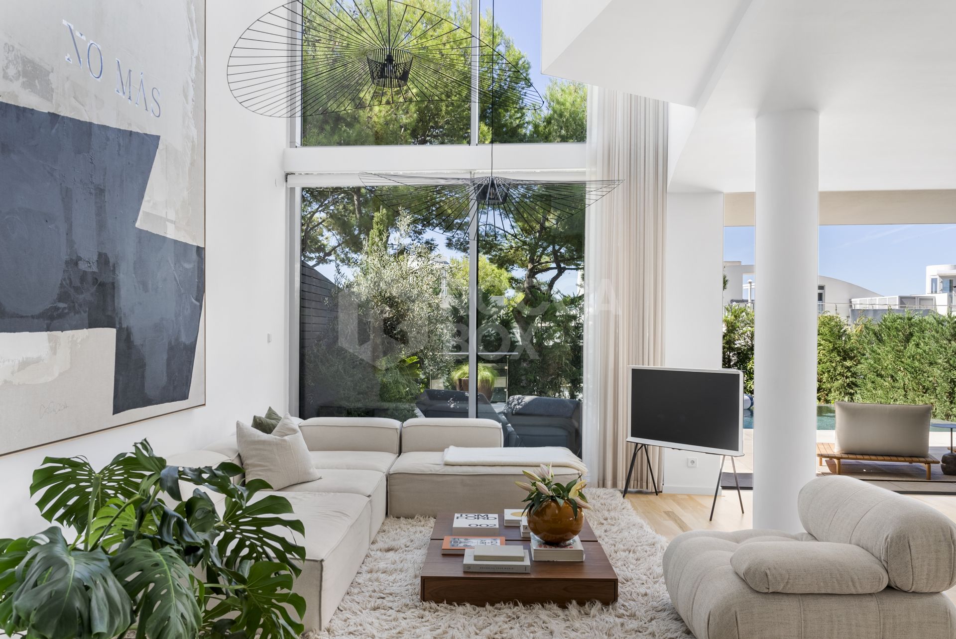 Exquisite Luxury Property with Panoramic Views and Exceptional Amenities