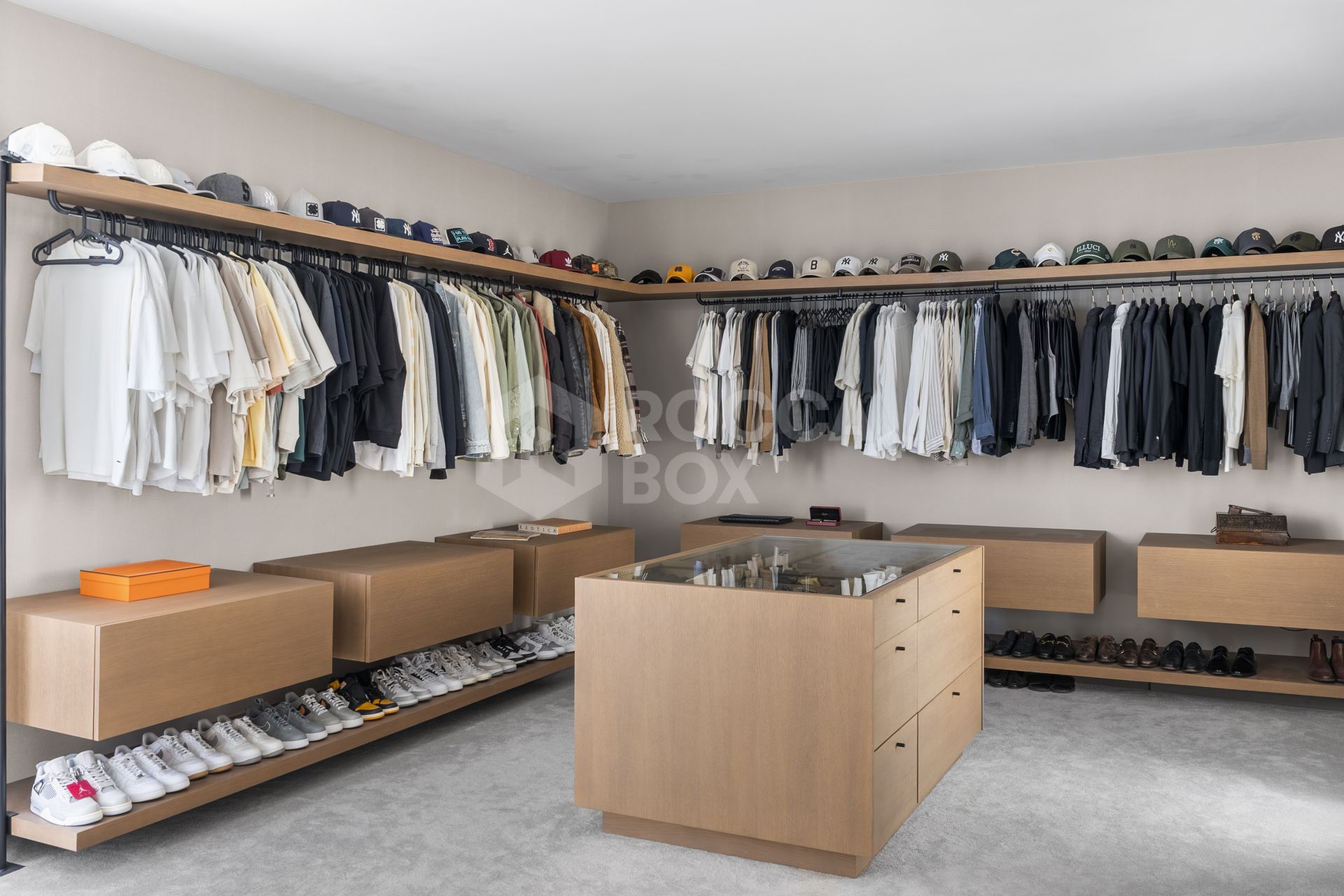 Exquisite Luxury Property with Panoramic Views and Exceptional Amenities