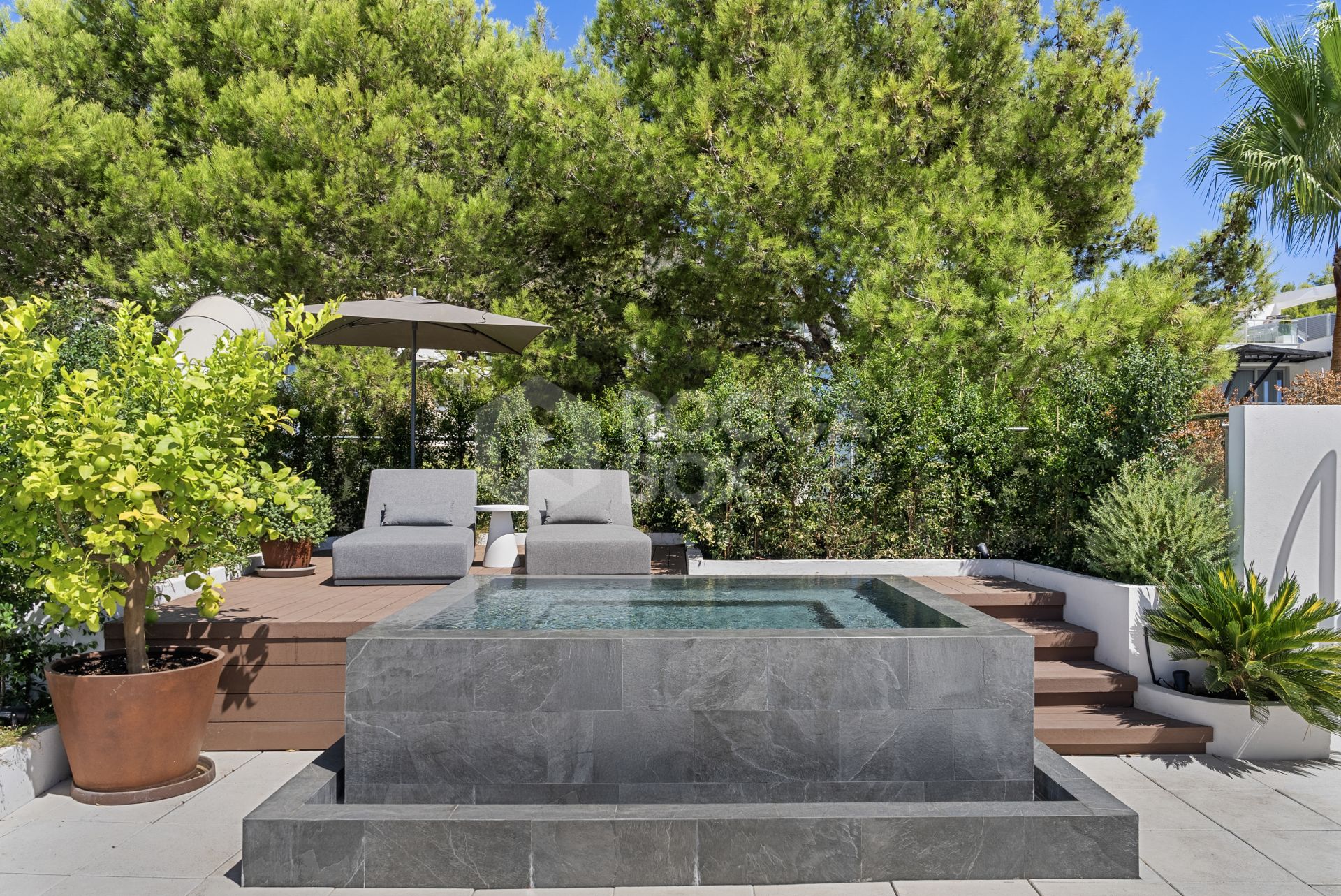 Exquisite Luxury Property with Panoramic Views and Exceptional Amenities