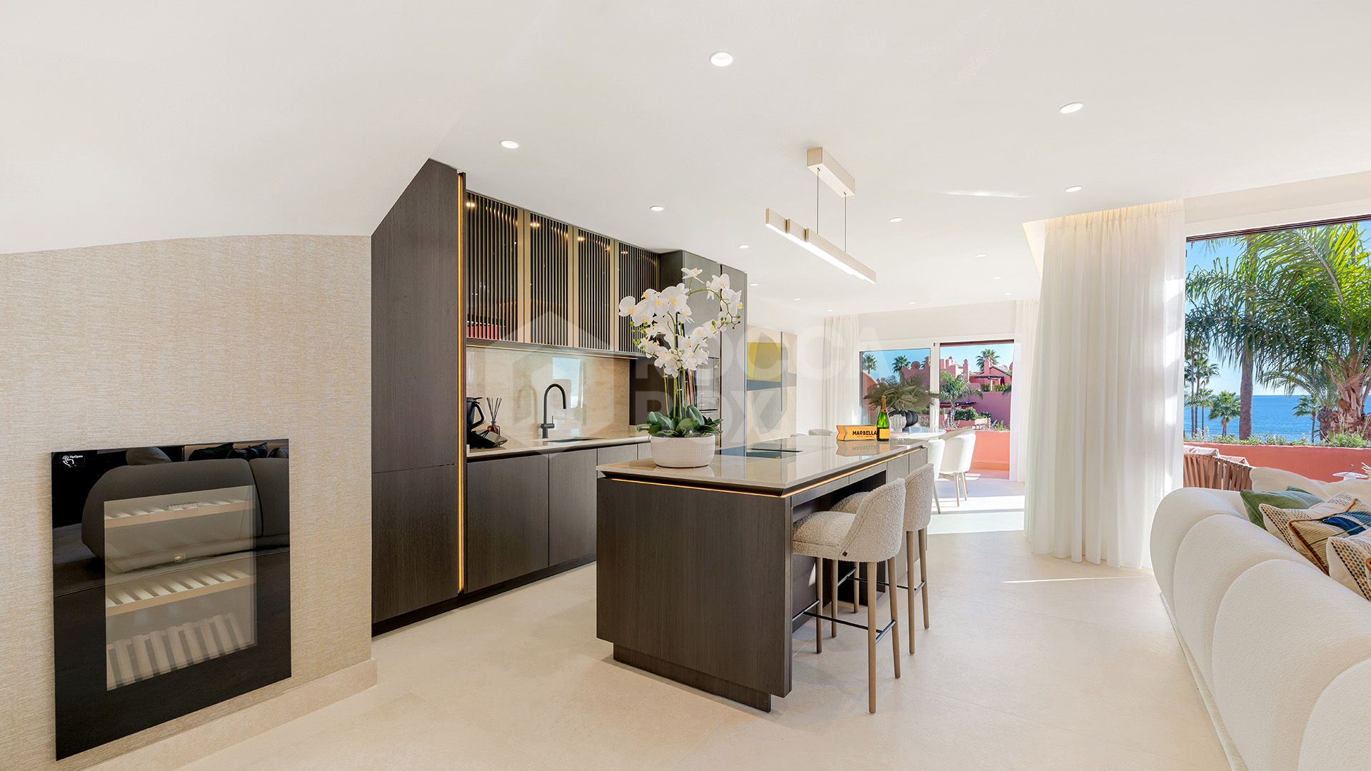 Exquisite Front Line Beach Penthouse with Panoramic Sea Views