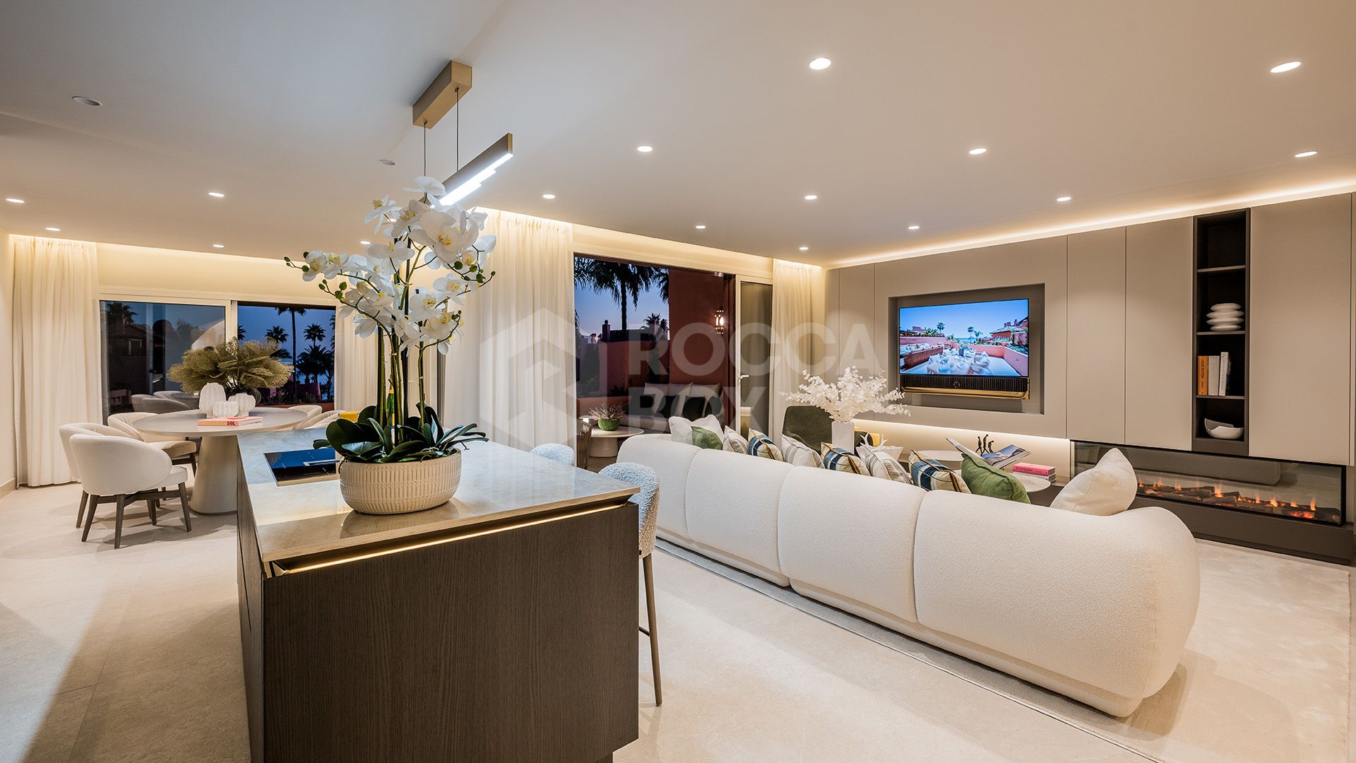 Exquisite Front Line Beach Penthouse with Panoramic Sea Views