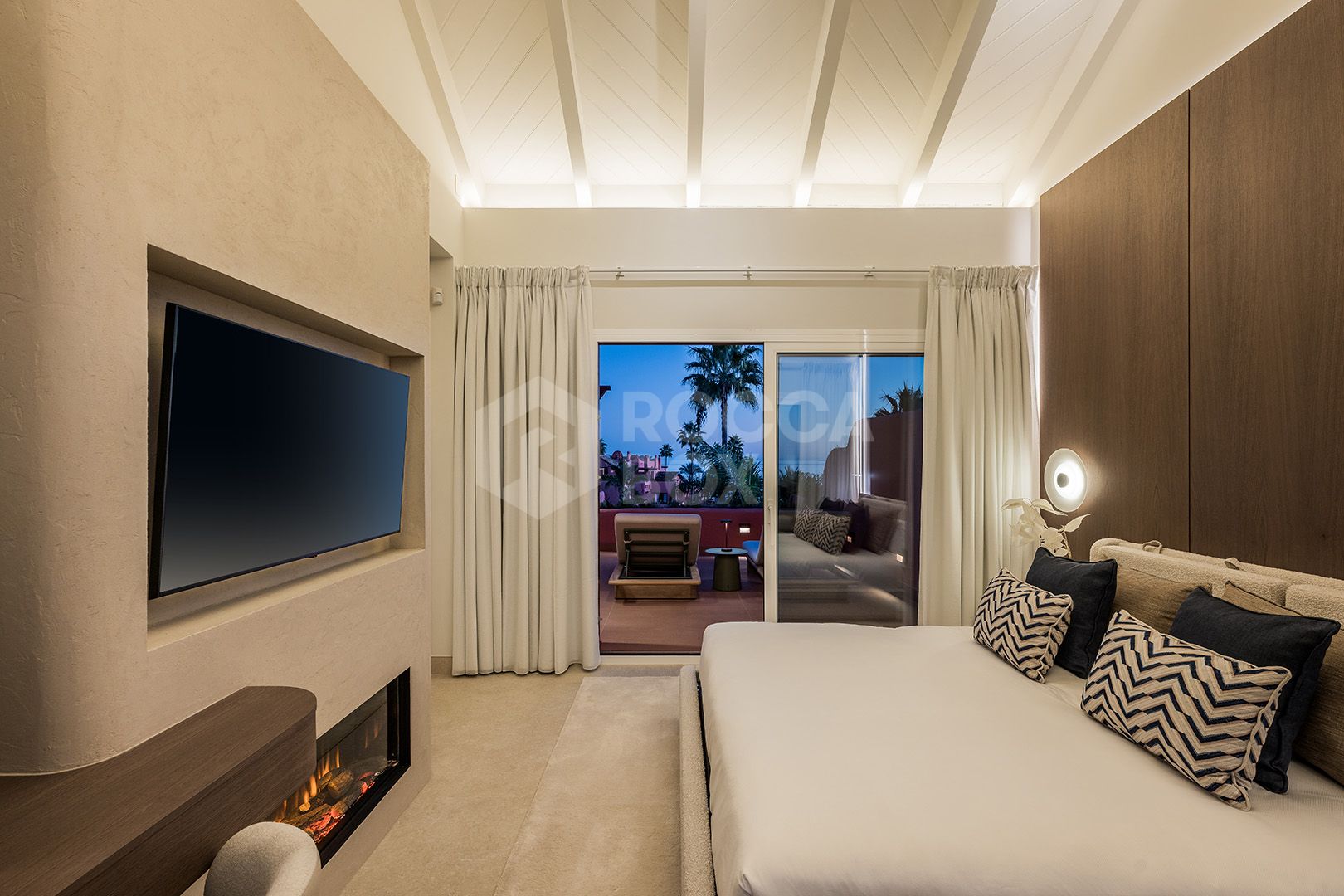 Exquisite Front Line Beach Penthouse with Panoramic Sea Views