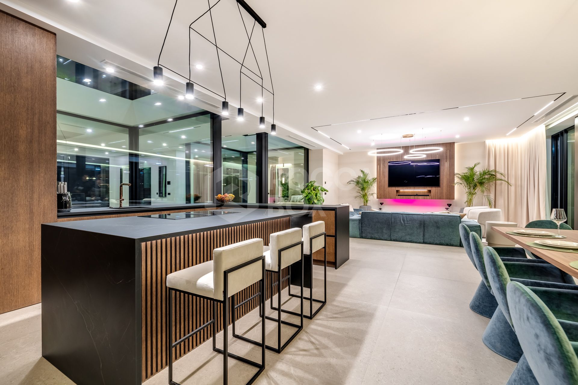 Luxury Villa with Panoramic Sea Views and Exceptional Amenities