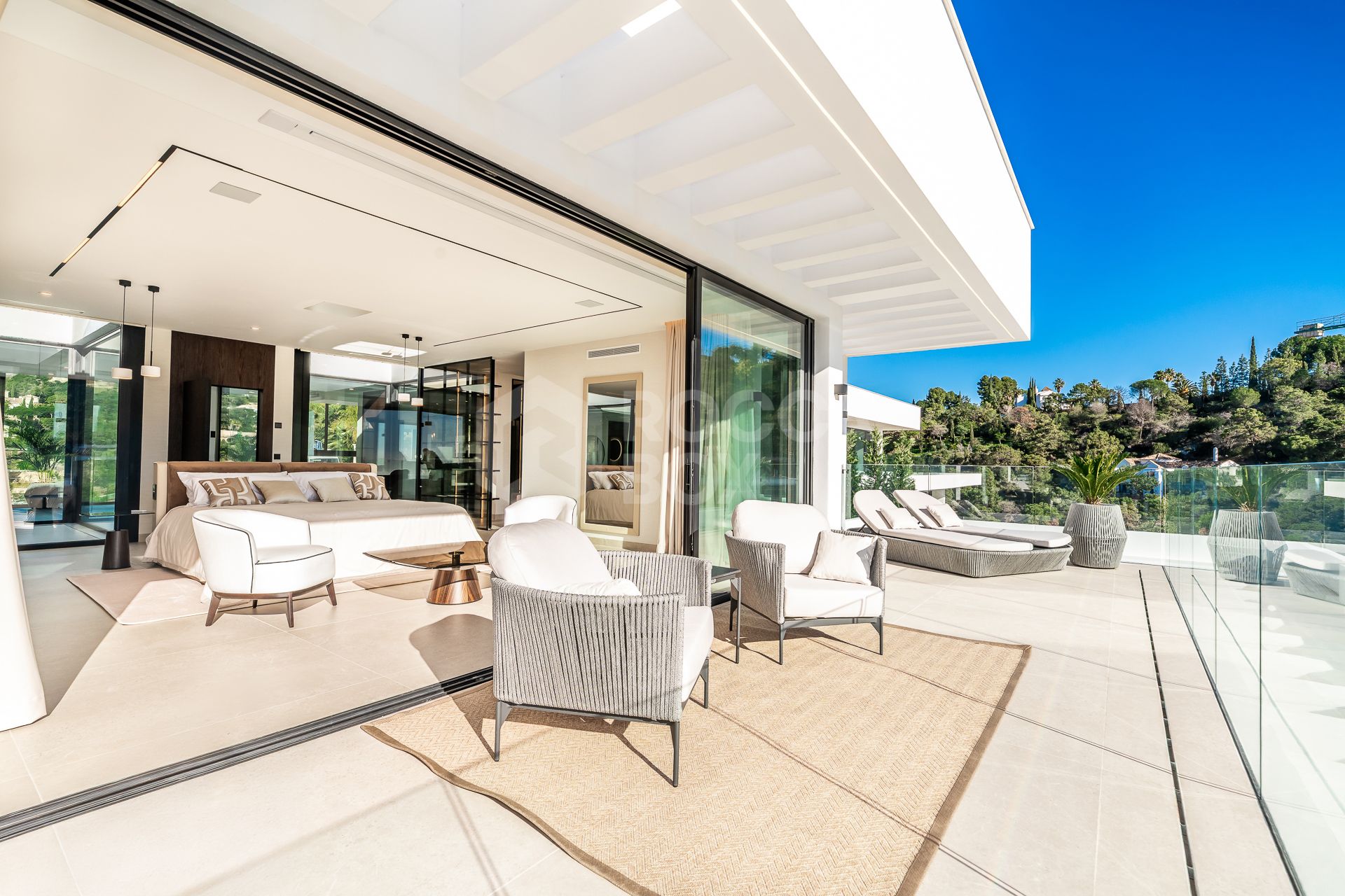 Luxury Villa with Panoramic Sea Views and Exceptional Amenities