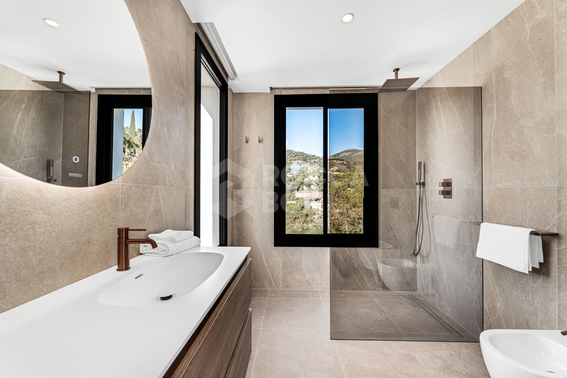 Luxury Villa with Panoramic Sea Views and Exceptional Amenities