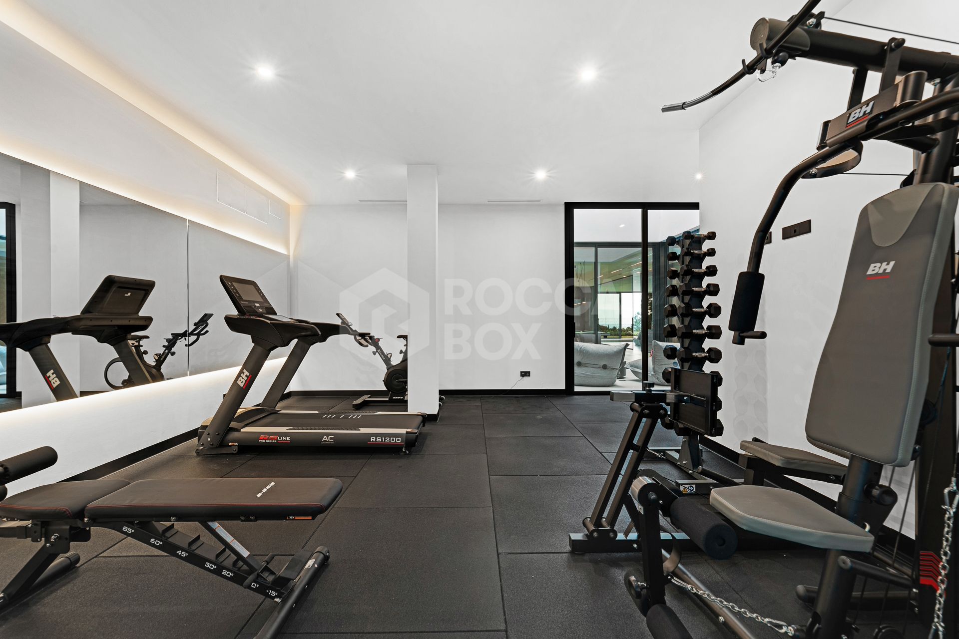 Luxury Villa with Panoramic Sea Views and Exceptional Amenities