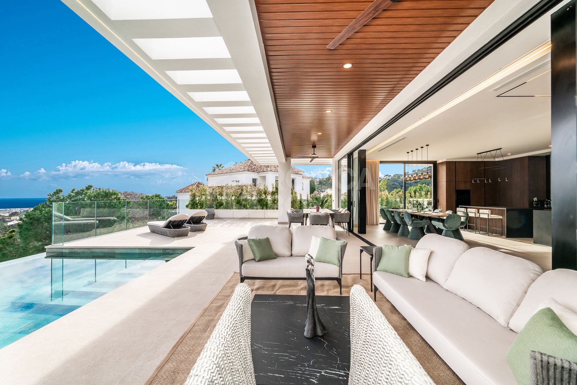 Luxury Villa with Panoramic Sea Views and Exceptional Amenities