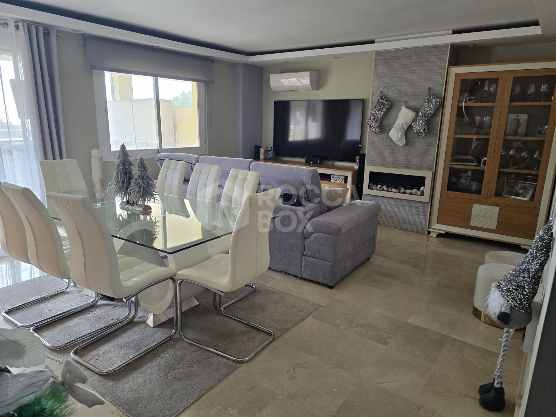 Unique penthouse-style home combining mountain tranquility and Mediterranean views, located in a private urbanization.