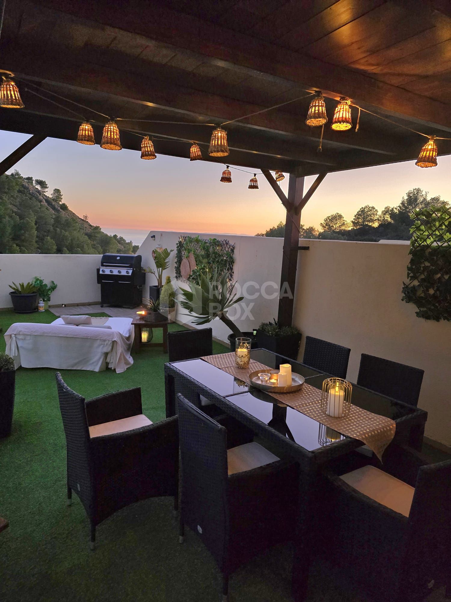 Unique penthouse-style home combining mountain tranquility and Mediterranean views, located in a private urbanization.