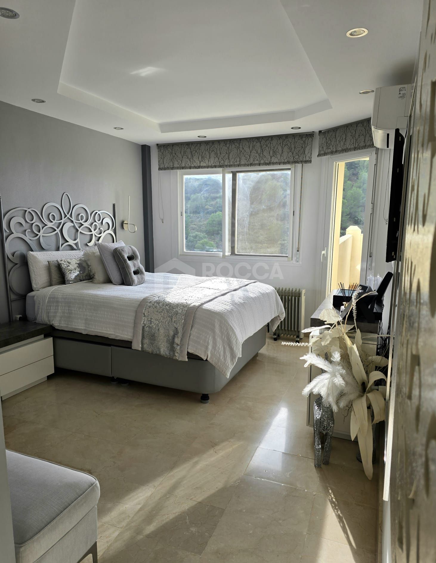 Unique penthouse-style home combining mountain tranquility and Mediterranean views, located in a private urbanization.