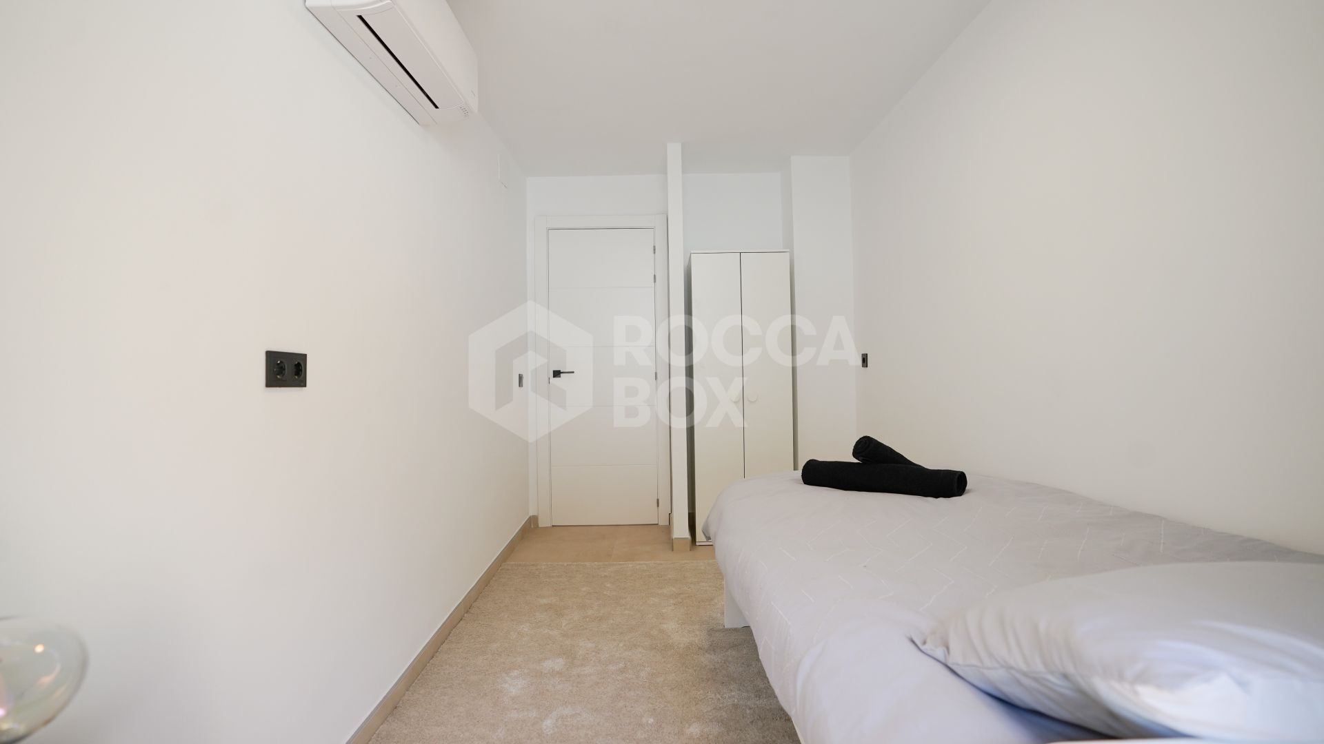 Renovated 2-Bedroom Apartment with Sea Views in Gated Community – Nueva Andalucía