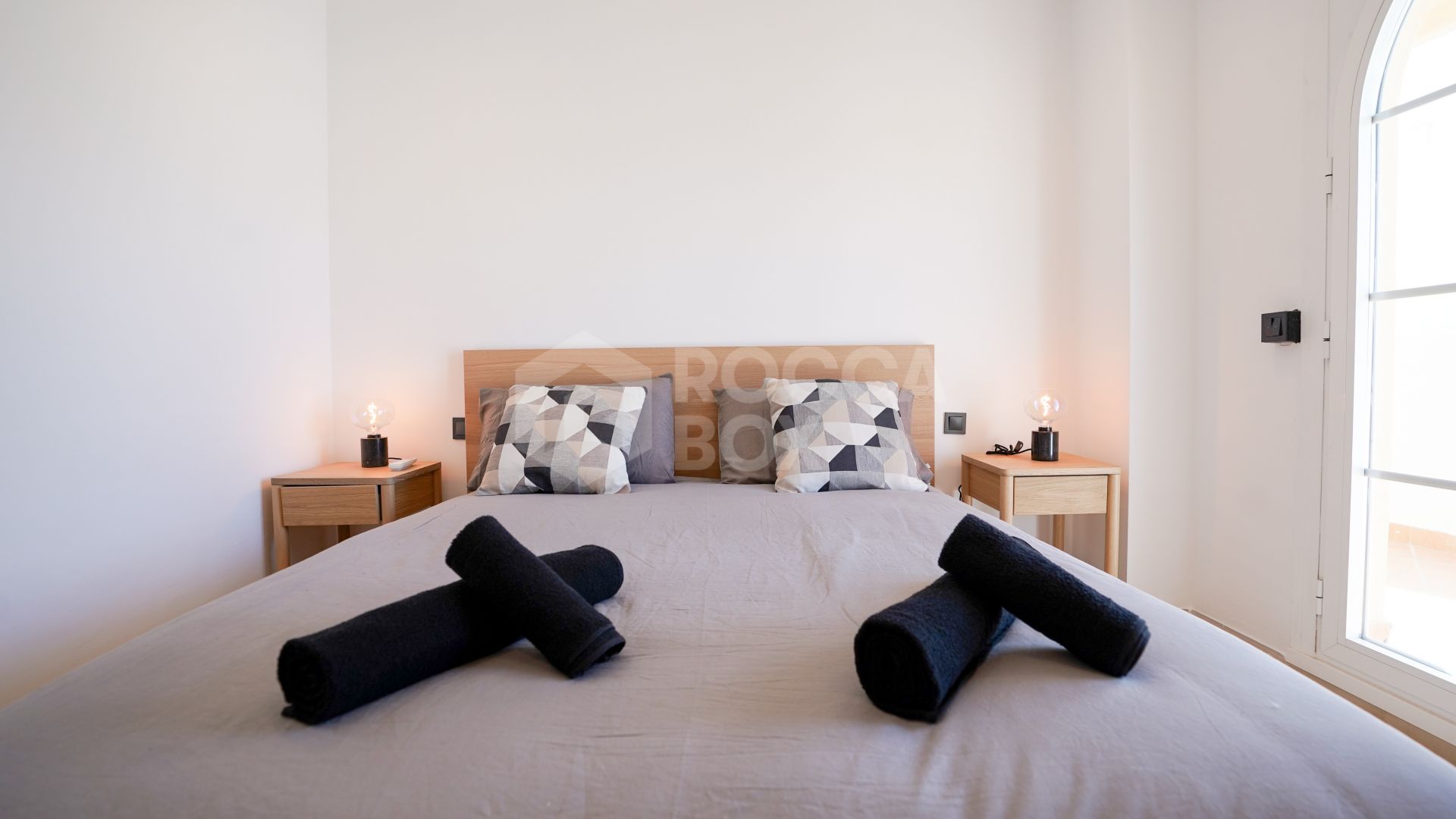 Renovated 2-Bedroom Apartment with Sea Views in Gated Community – Nueva Andalucía