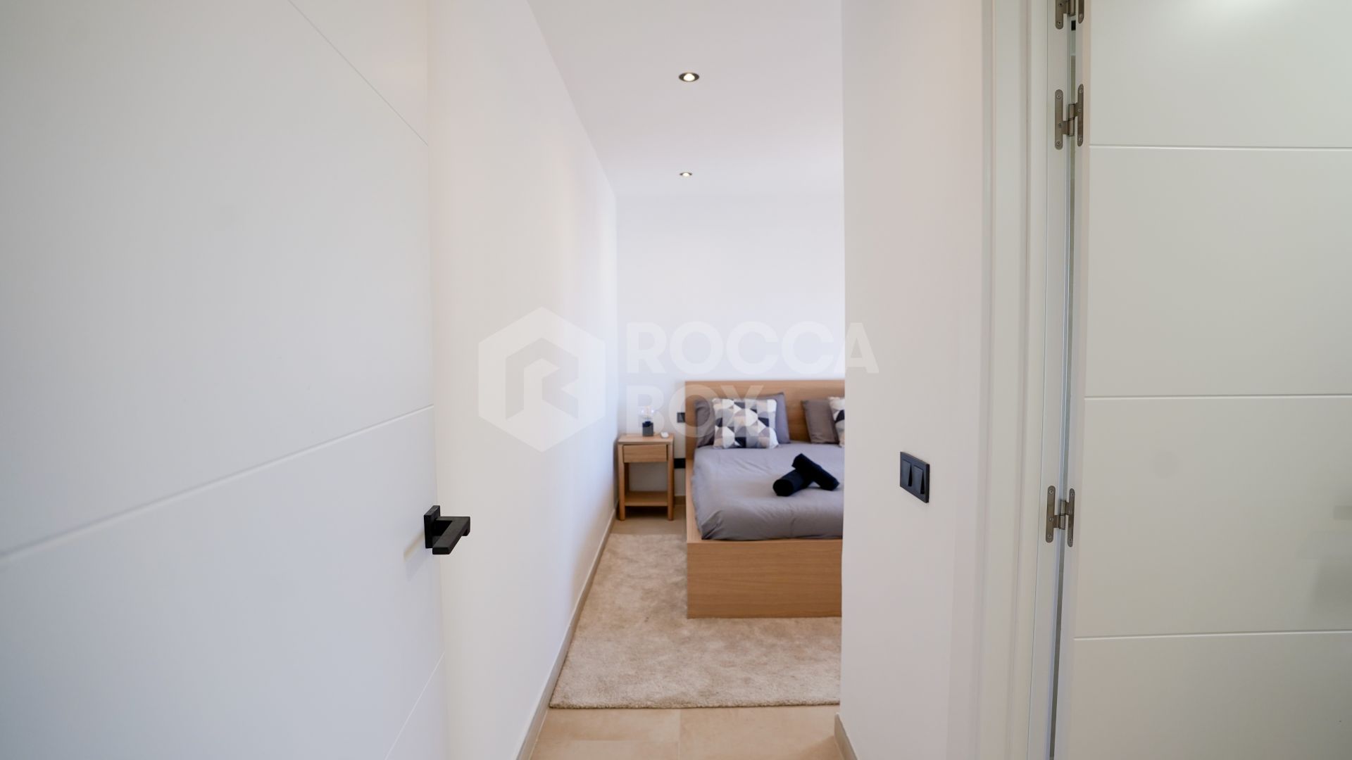 Renovated 2-Bedroom Apartment with Sea Views in Gated Community – Nueva Andalucía