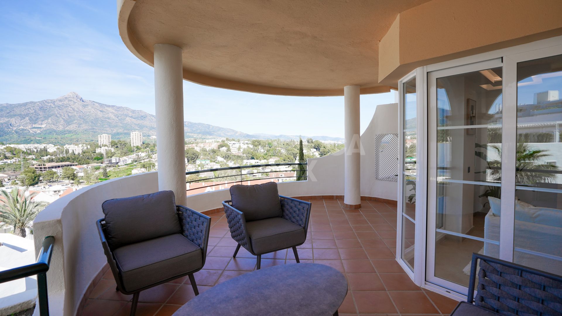 Renovated 2-Bedroom Apartment with Sea Views in Gated Community – Nueva Andalucía