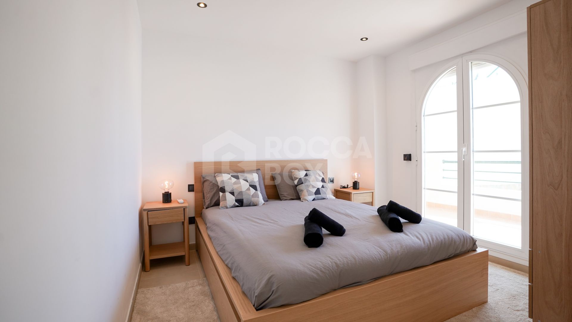 Renovated 2-Bedroom Apartment with Sea Views in Gated Community – Nueva Andalucía