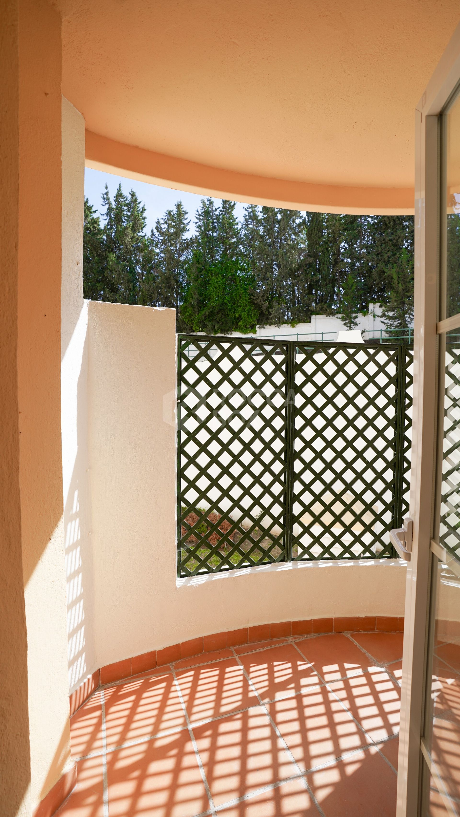 Renovated 2-Bedroom Apartment with Sea Views in Gated Community – Nueva Andalucía