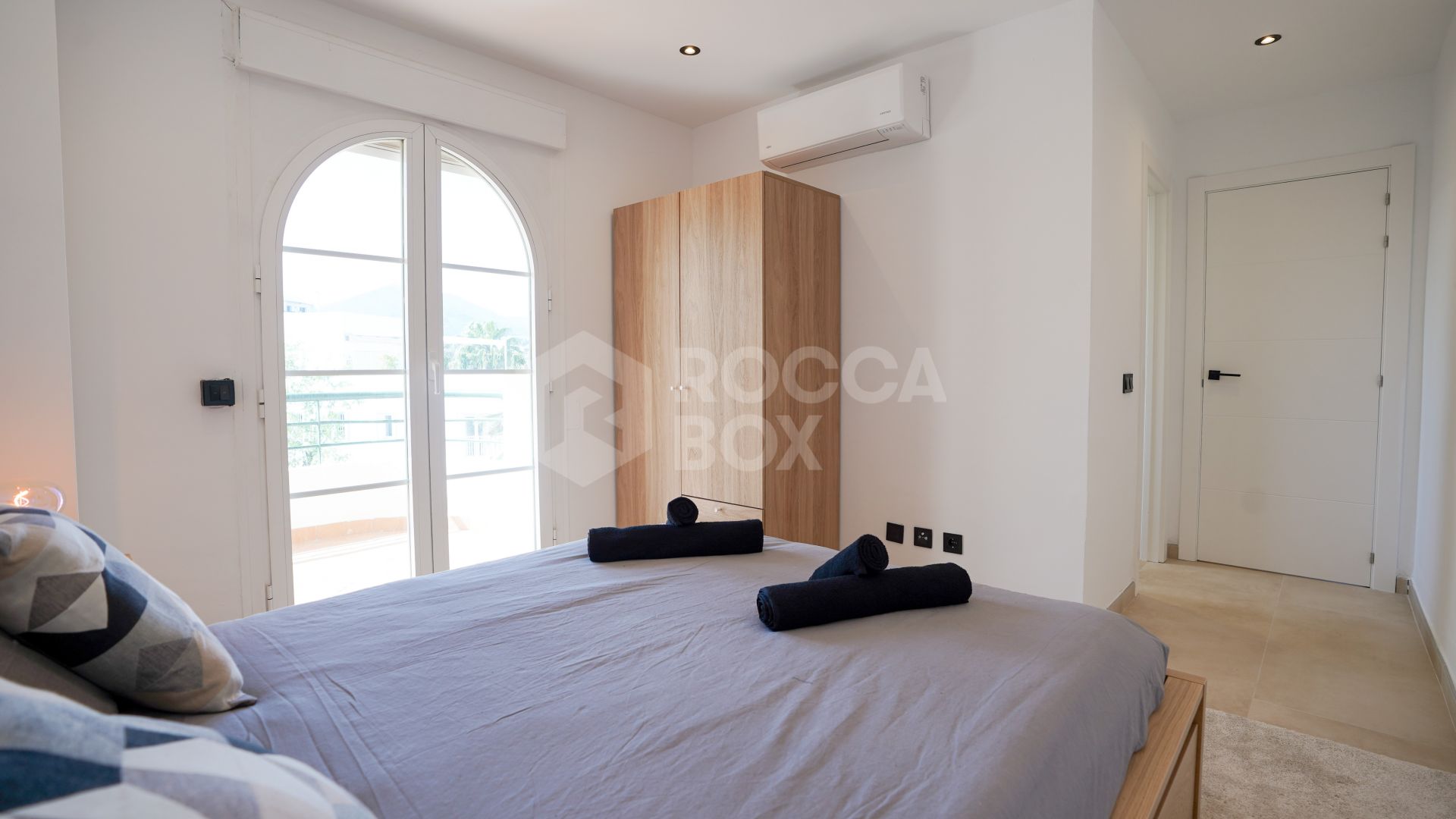 Renovated 2-Bedroom Apartment with Sea Views in Gated Community – Nueva Andalucía