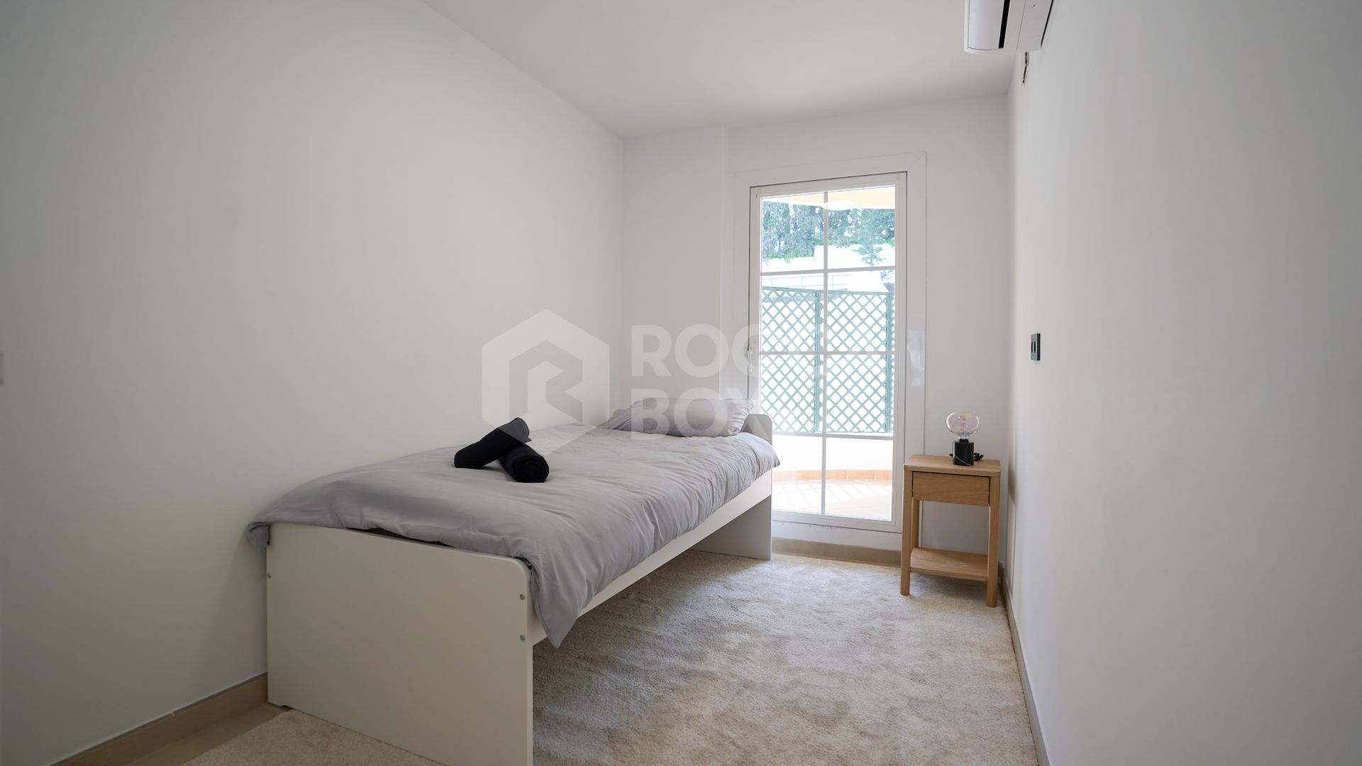 Renovated 2-Bedroom Apartment with Sea Views in Gated Community – Nueva Andalucía