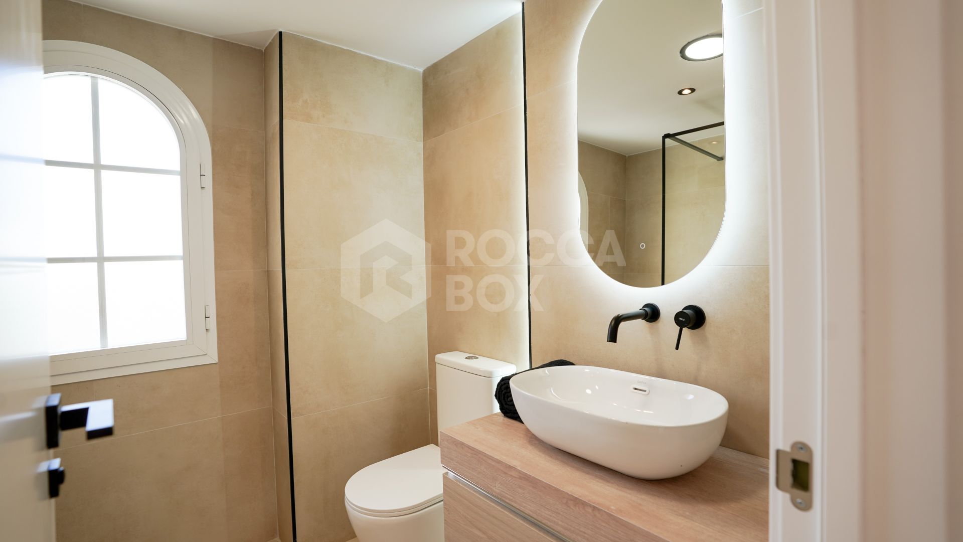 Renovated 2-Bedroom Apartment with Sea Views in Gated Community – Nueva Andalucía