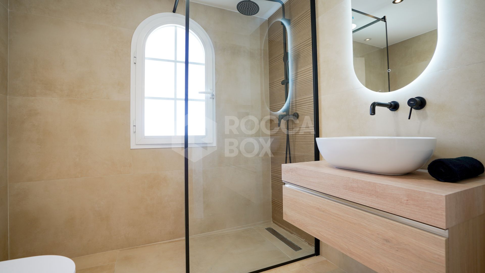 Renovated 2-Bedroom Apartment with Sea Views in Gated Community – Nueva Andalucía