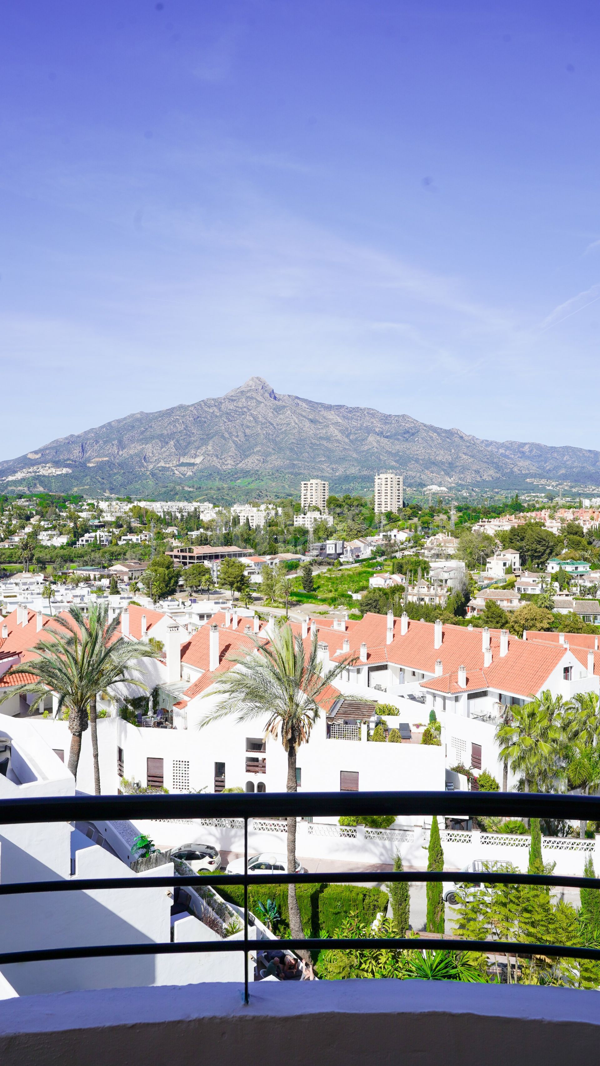 Renovated 2-Bedroom Apartment with Sea Views in Gated Community – Nueva Andalucía