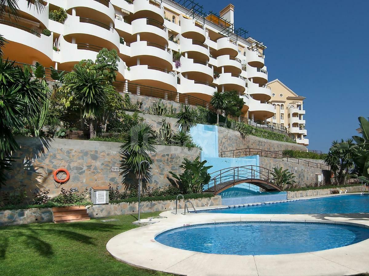 Renovated 2-Bedroom Apartment with Sea Views in Gated Community – Nueva Andalucía