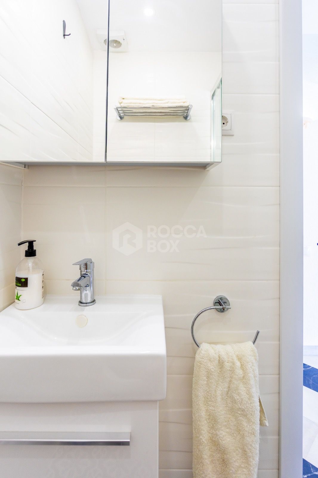 Elegant Three-Bedroom Penthouse with Sea Views and Modern Comforts