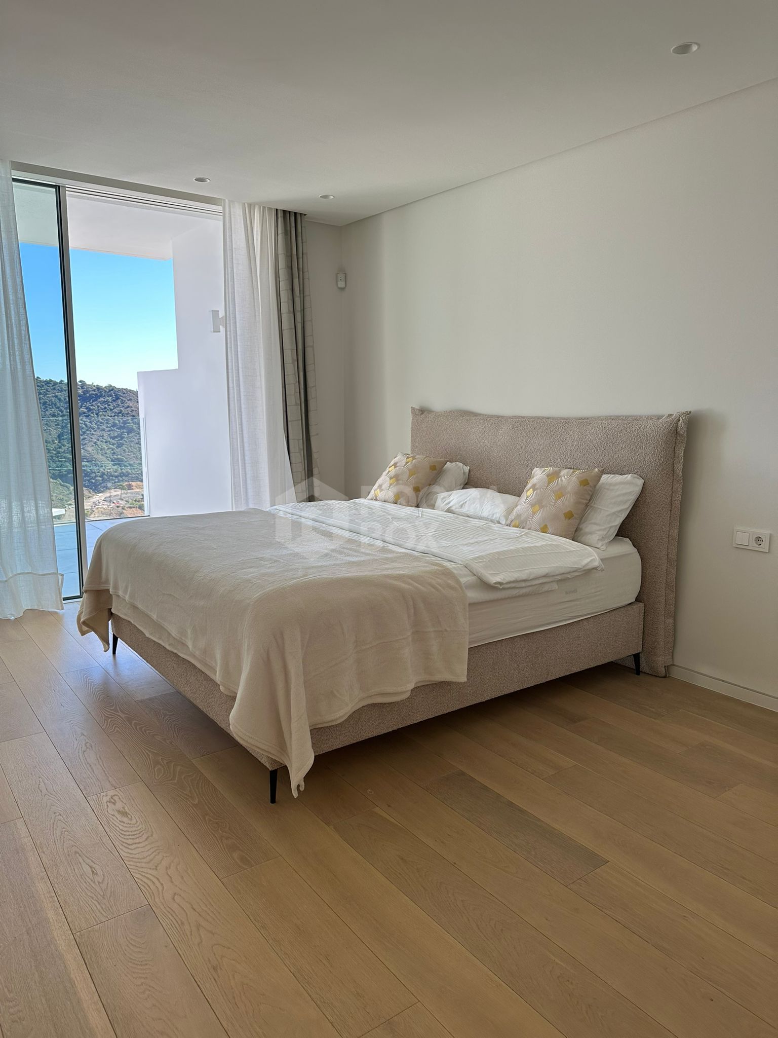 Contemporary Living with Panoramic Views in Marbella