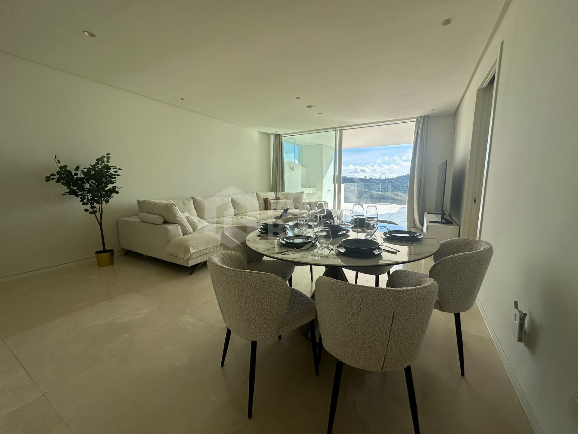 Contemporary Living with Panoramic Views in Marbella