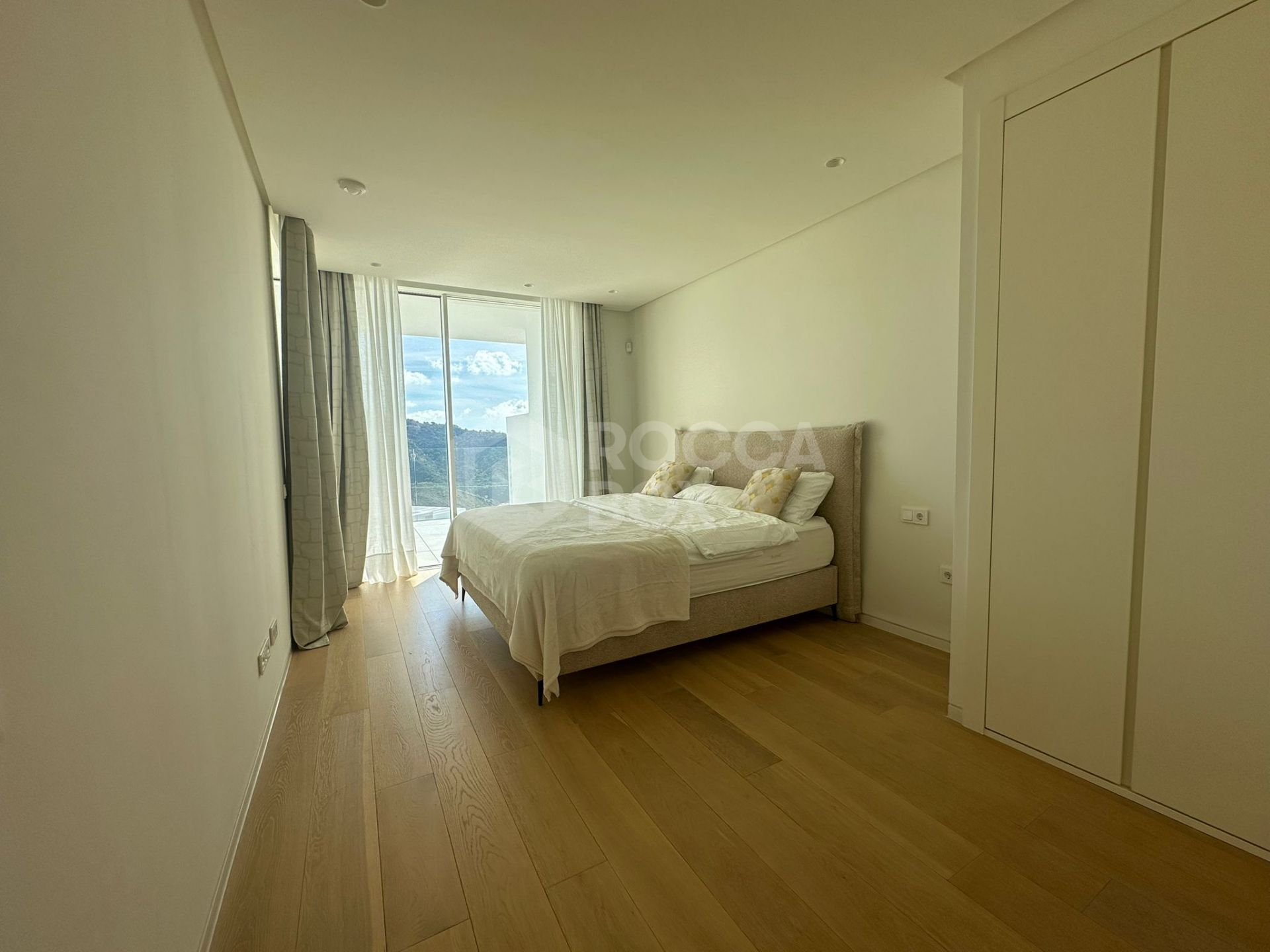 Contemporary Living with Panoramic Views in Marbella