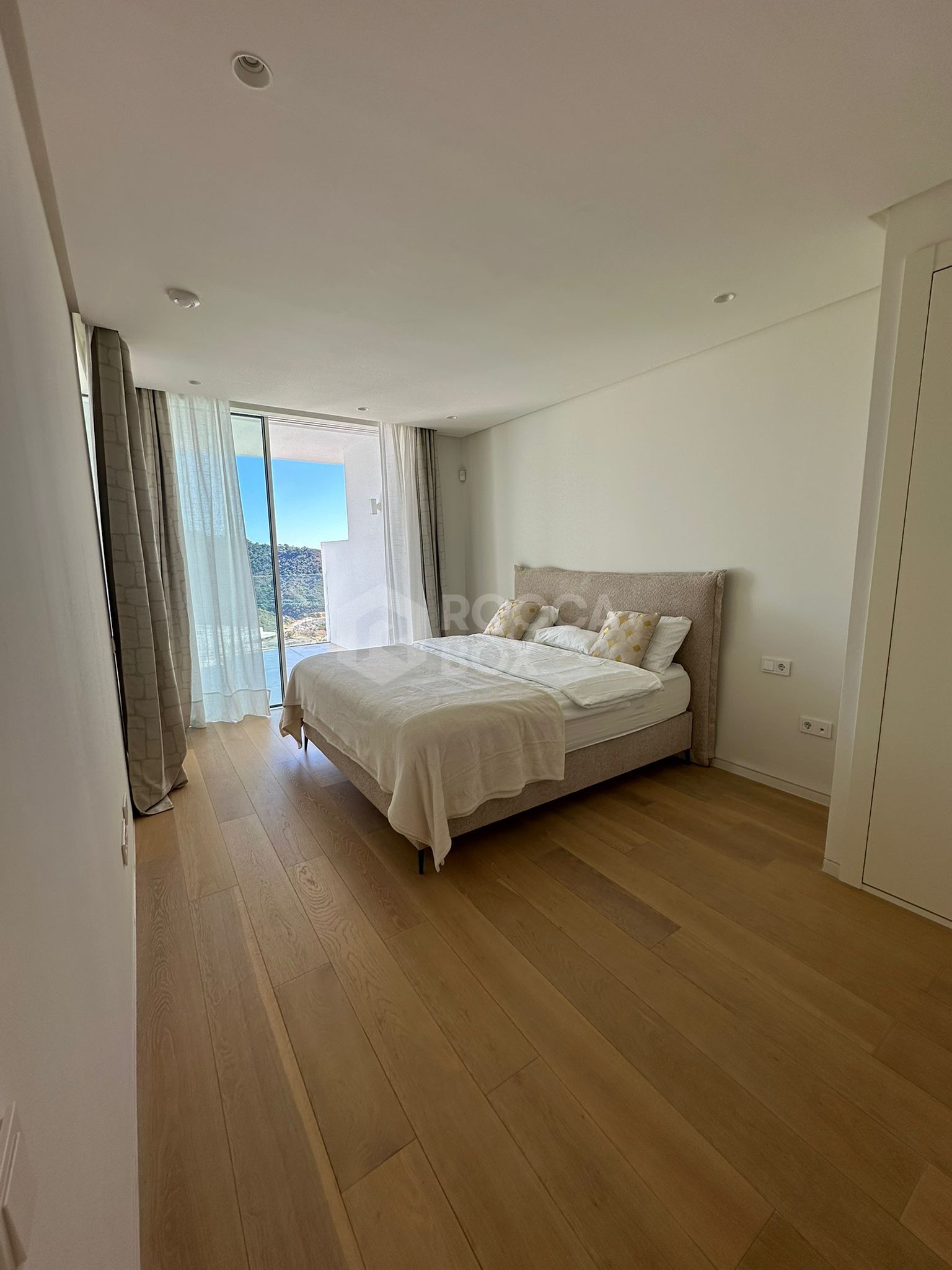 Contemporary Living with Panoramic Views in Marbella