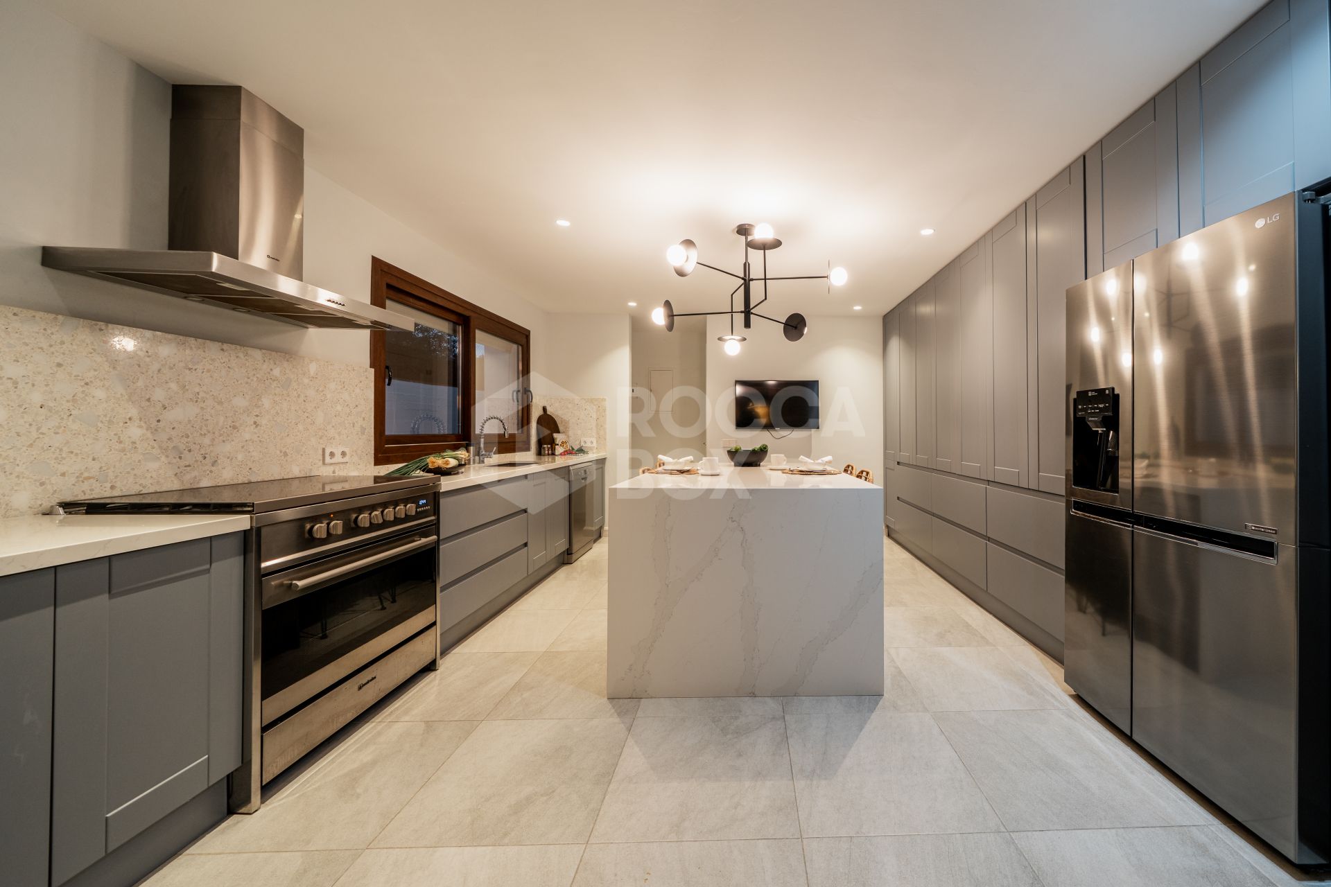 Exquisite Five-Bedroom Luxury Villa with Panoramic Views and Private Pool