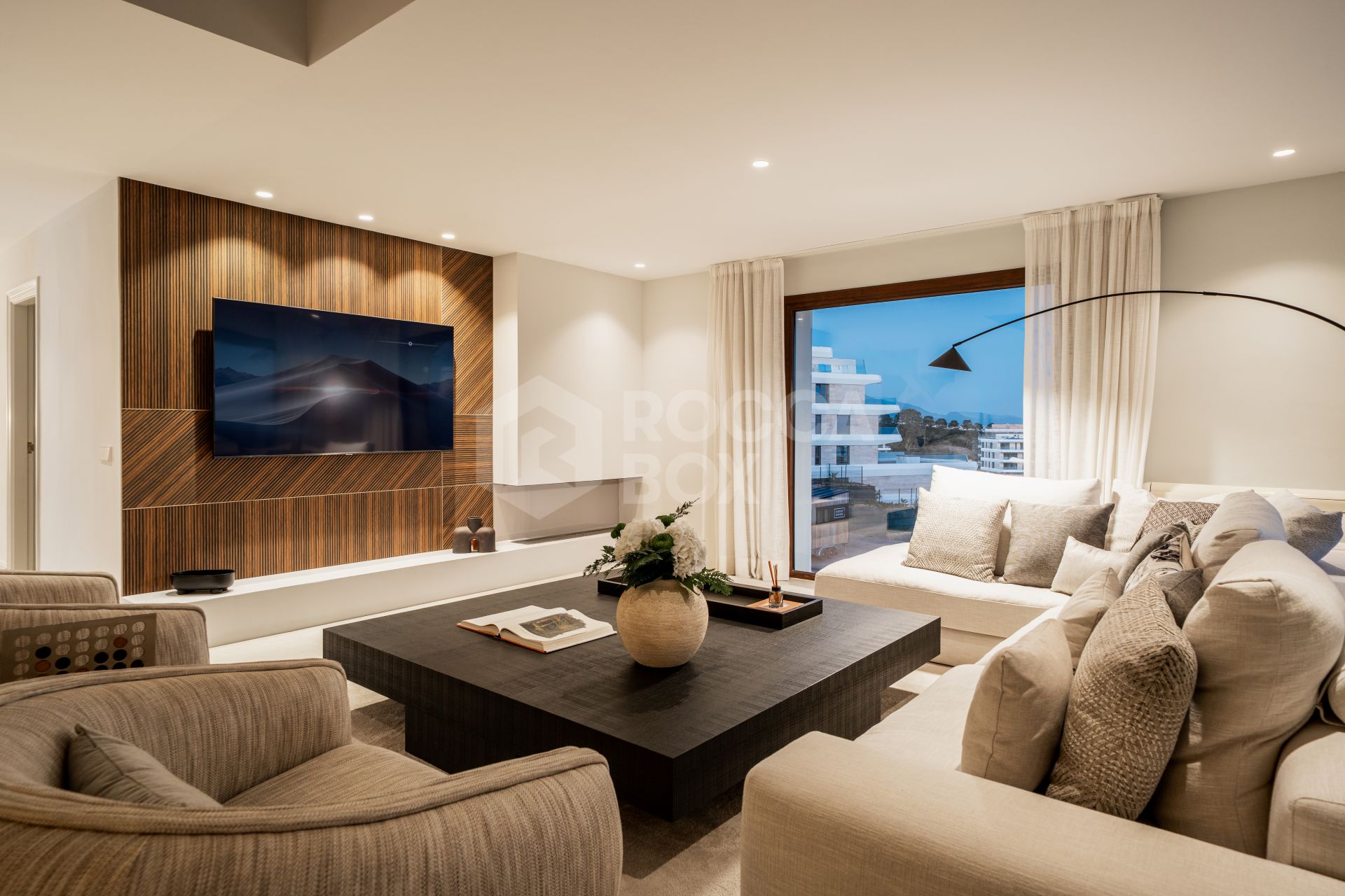 Exquisite Five-Bedroom Luxury Villa with Panoramic Views and Private Pool