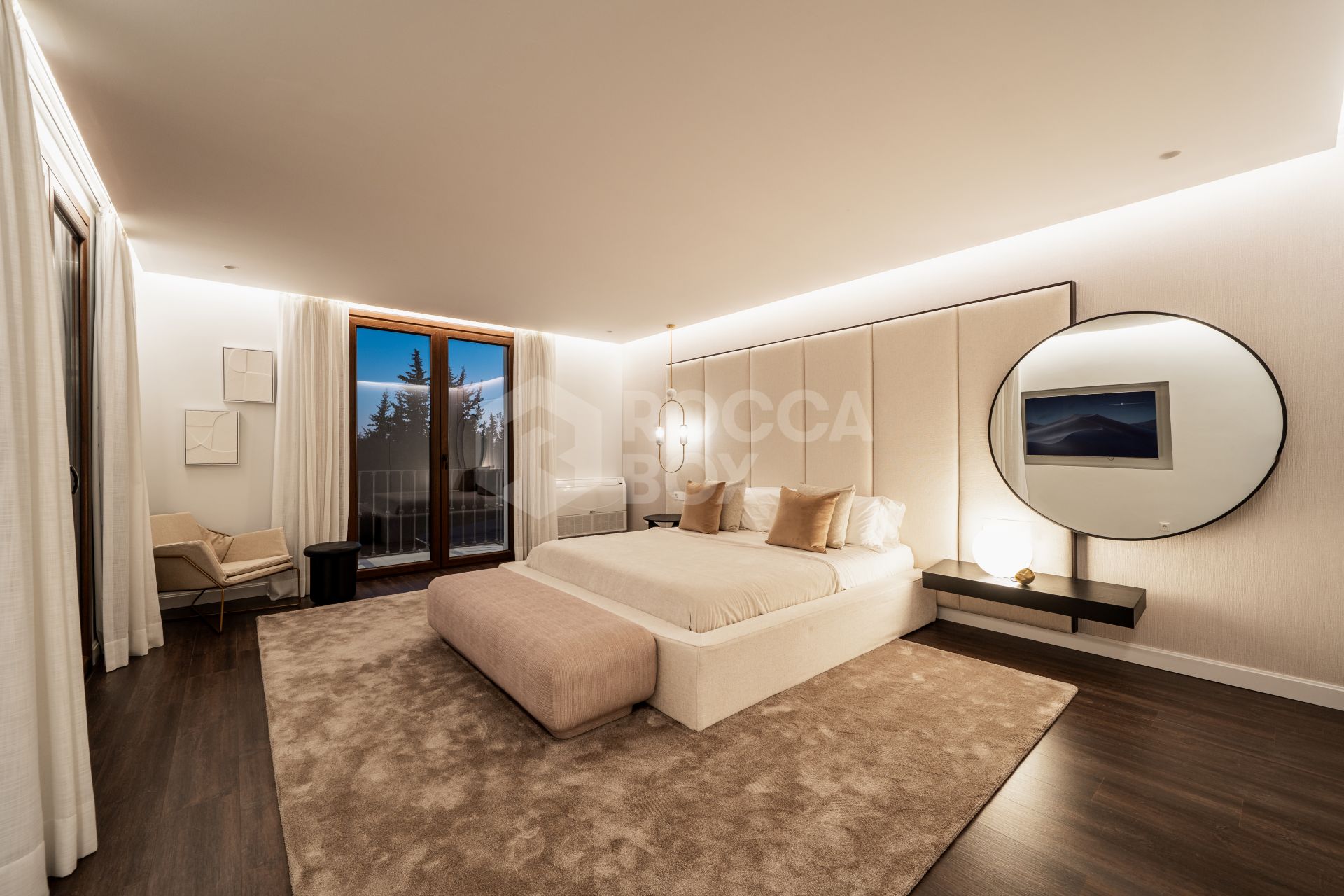 Exquisite Five-Bedroom Luxury Villa with Panoramic Views and Private Pool