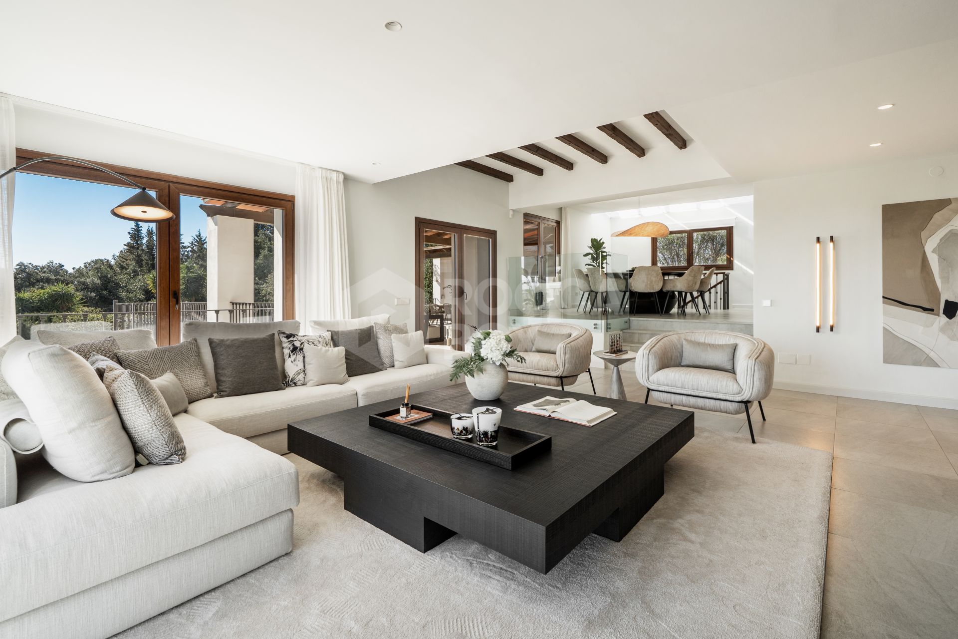 Exquisite Five-Bedroom Luxury Villa with Panoramic Views and Private Pool