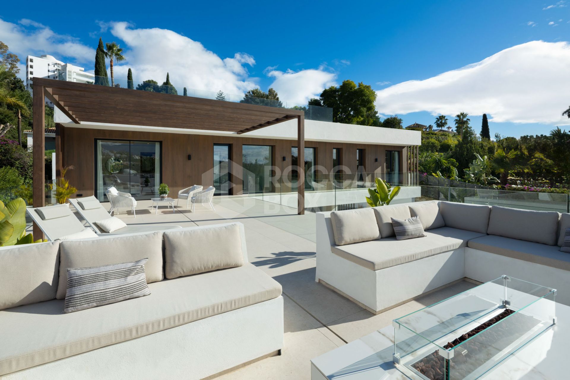 Exquisite 5-Bedroom Luxury Villa in El Paraiso