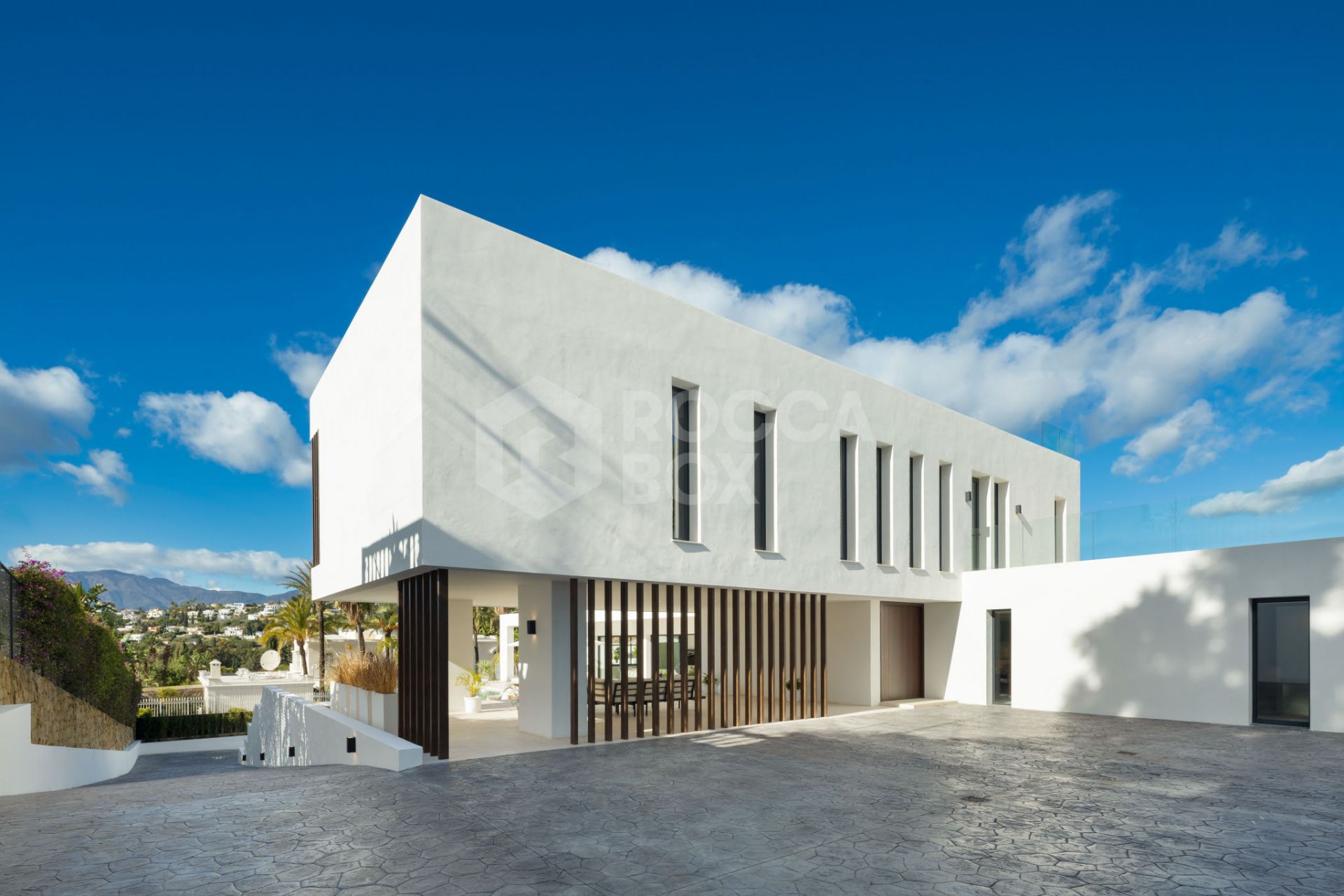 Exquisite 5-Bedroom Luxury Villa in El Paraiso