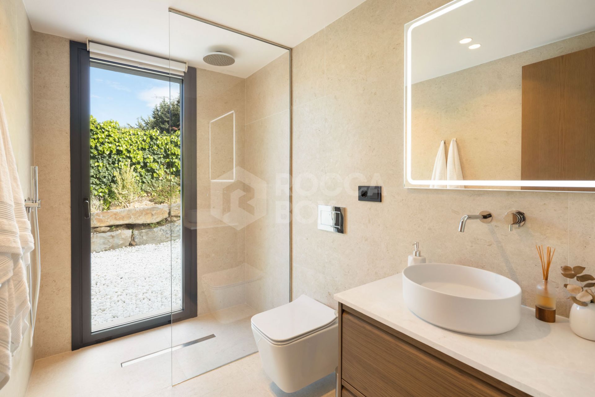 Exquisite 5-Bedroom Luxury Villa in El Paraiso