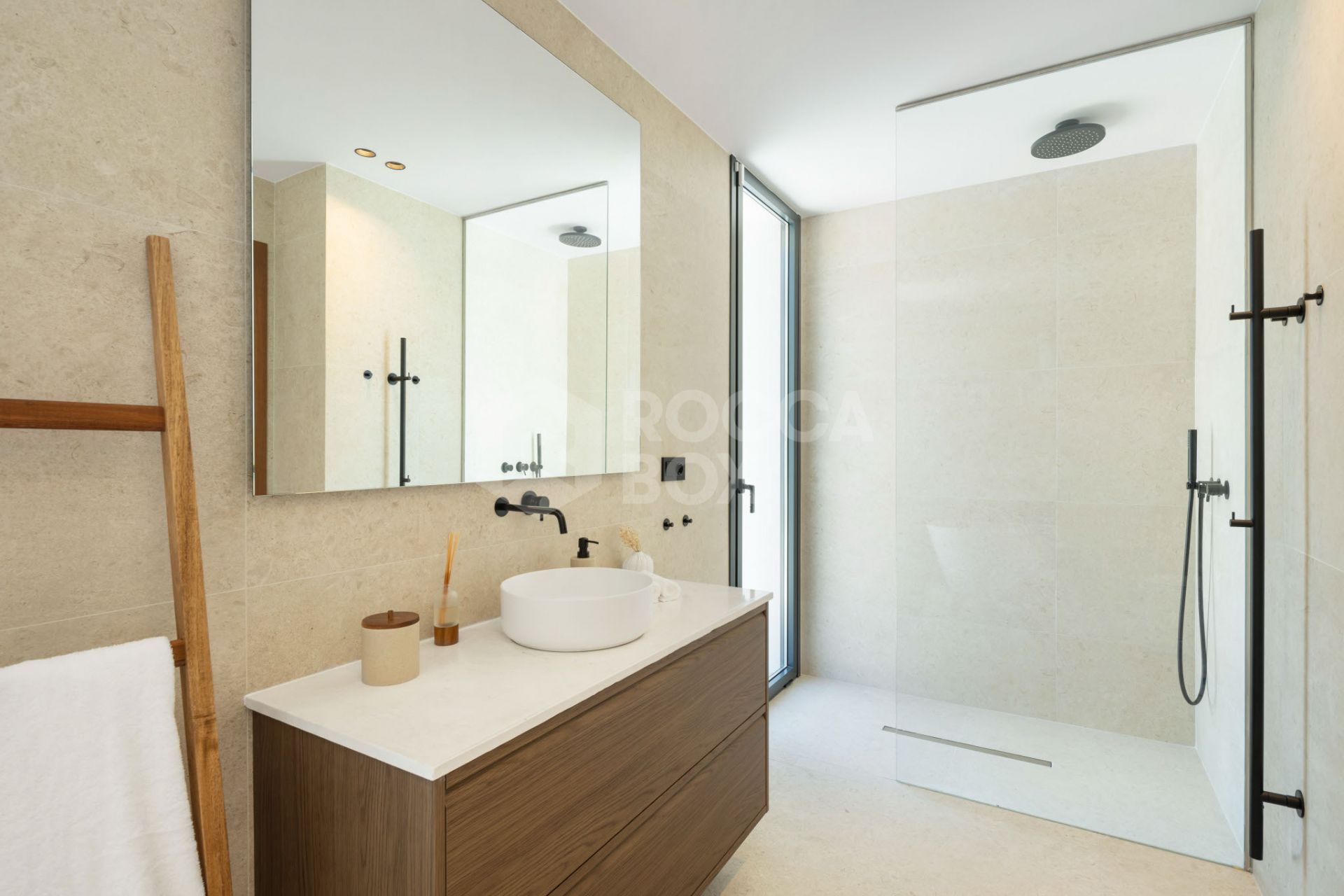 Exquisite 5-Bedroom Luxury Villa in El Paraiso