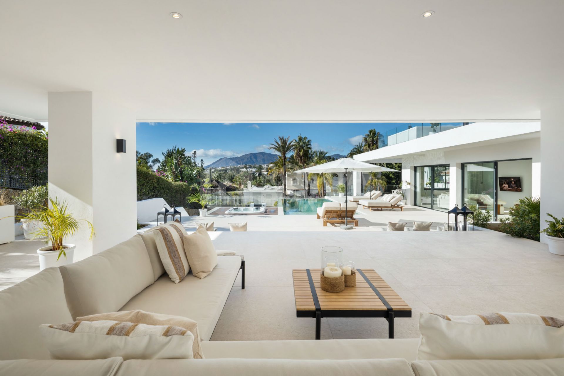 Exquisite 5-Bedroom Luxury Villa in El Paraiso