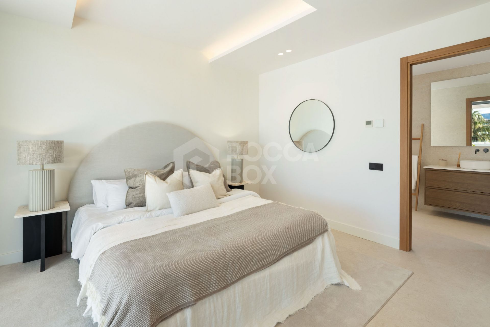 Exquisite 5-Bedroom Luxury Villa in El Paraiso