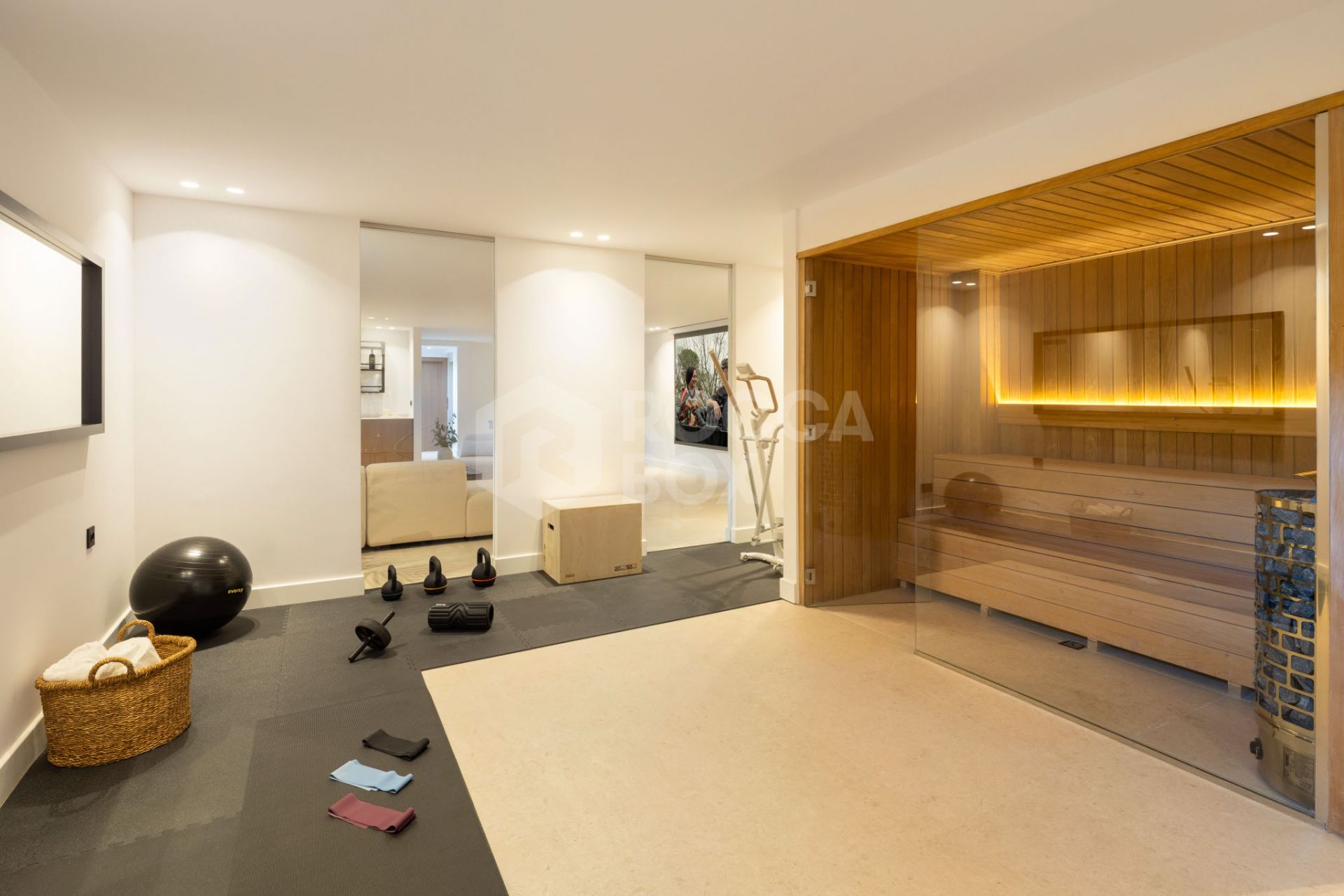 Exquisite 5-Bedroom Luxury Villa in El Paraiso