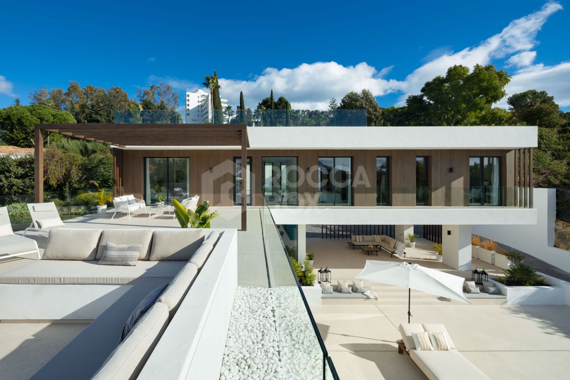 Exquisite 5-Bedroom Luxury Villa in El Paraiso