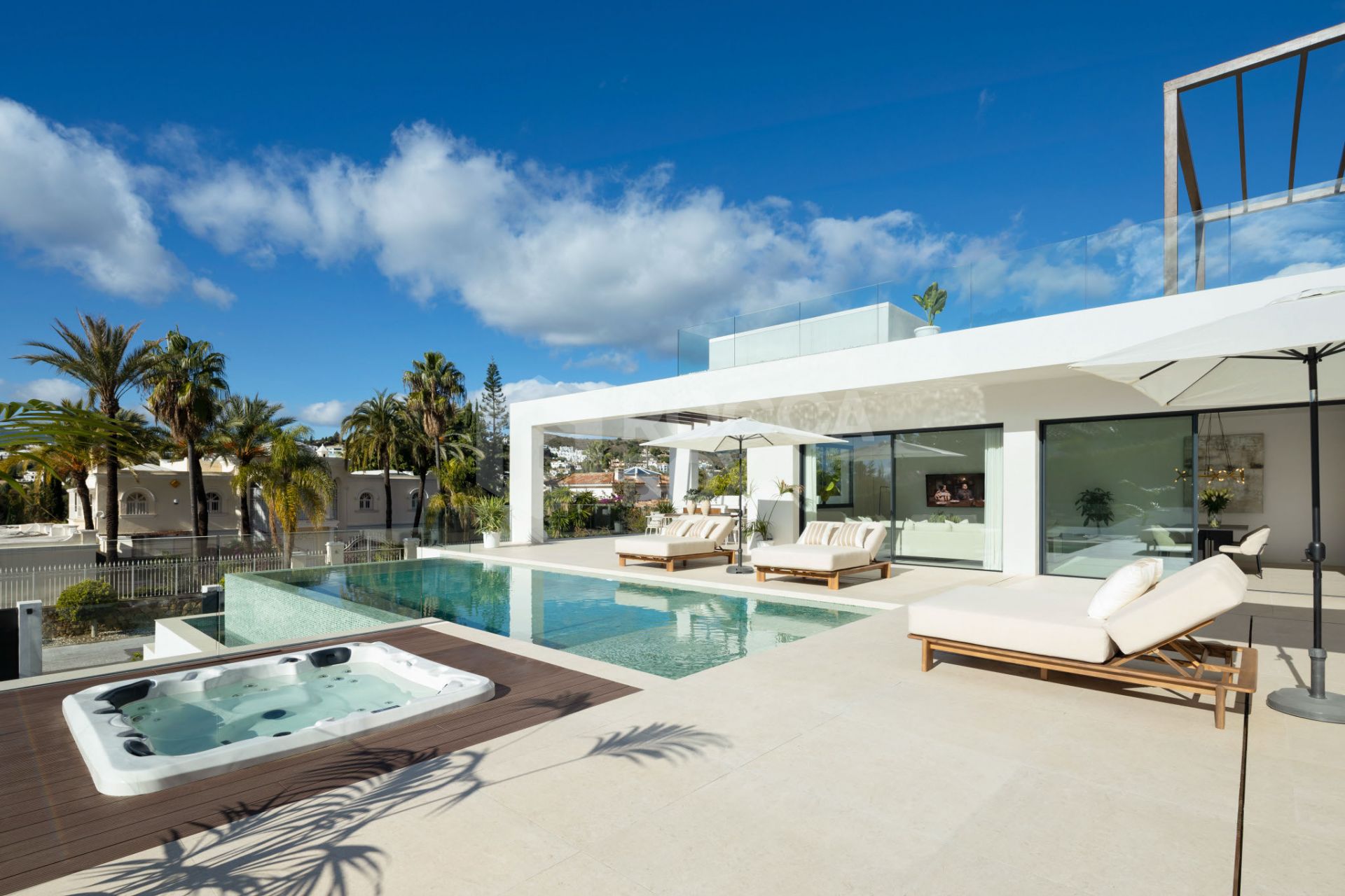 Exquisite 5-Bedroom Luxury Villa in El Paraiso