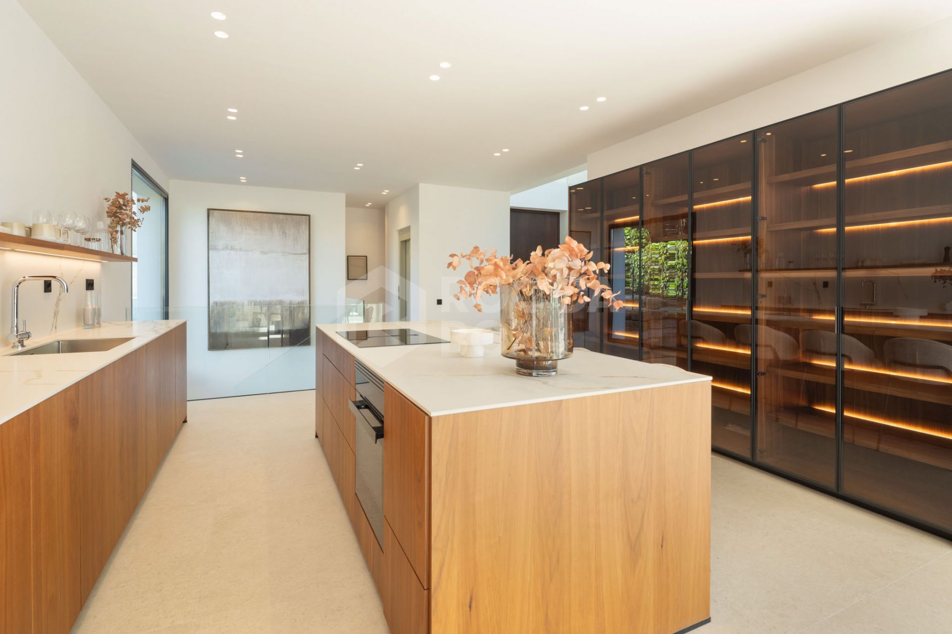 Exquisite 5-Bedroom Luxury Villa in El Paraiso