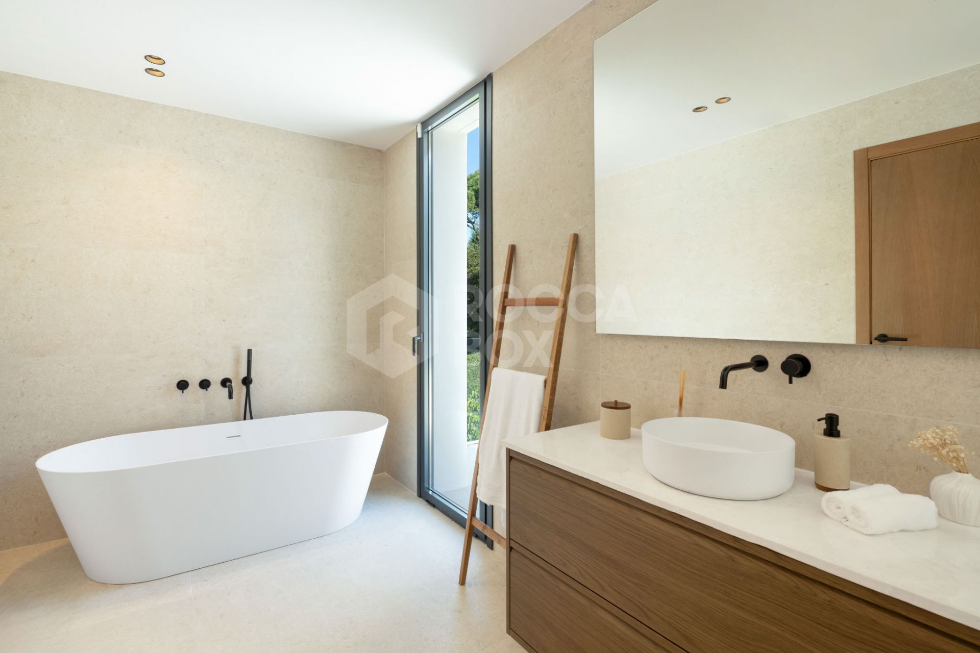 Exquisite 5-Bedroom Luxury Villa in El Paraiso