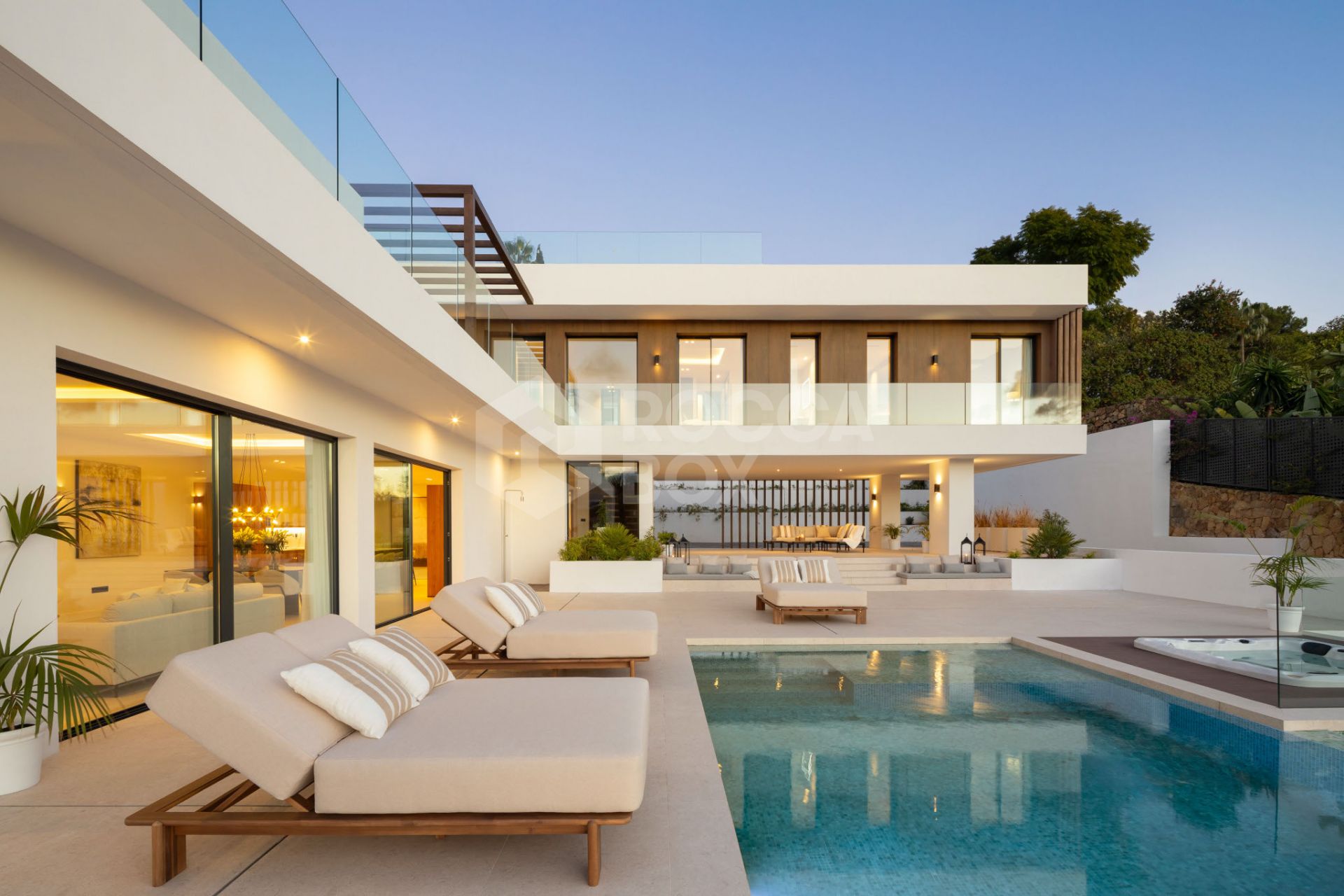 Exquisite 5-Bedroom Luxury Villa in El Paraiso