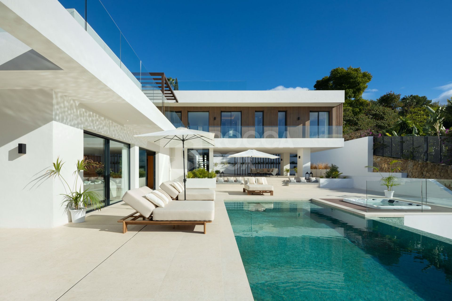 Exquisite 5-Bedroom Luxury Villa in El Paraiso